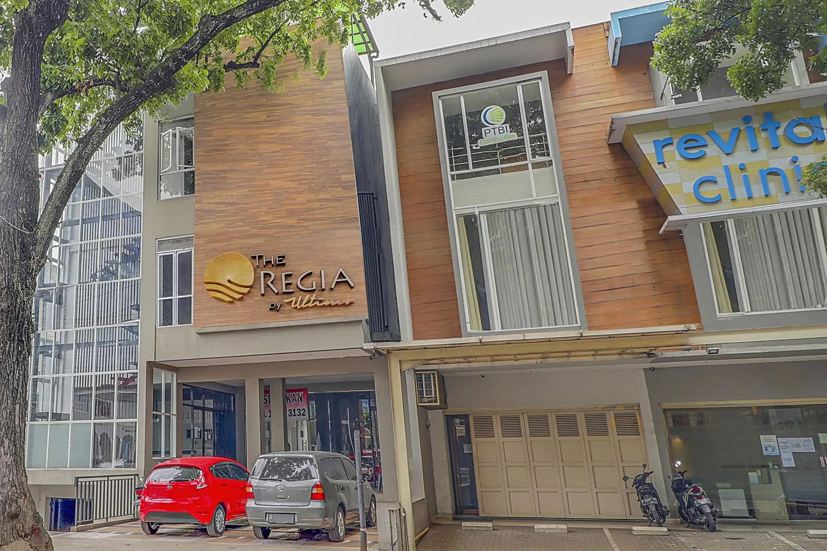 Facade/entrance in Collection O Cihampelas Near Ciwalk Formerly Regia Cihampelas Facade/entrance in Collection O Cihampelas Near Ciwalk Formerly Regia Cihampelas