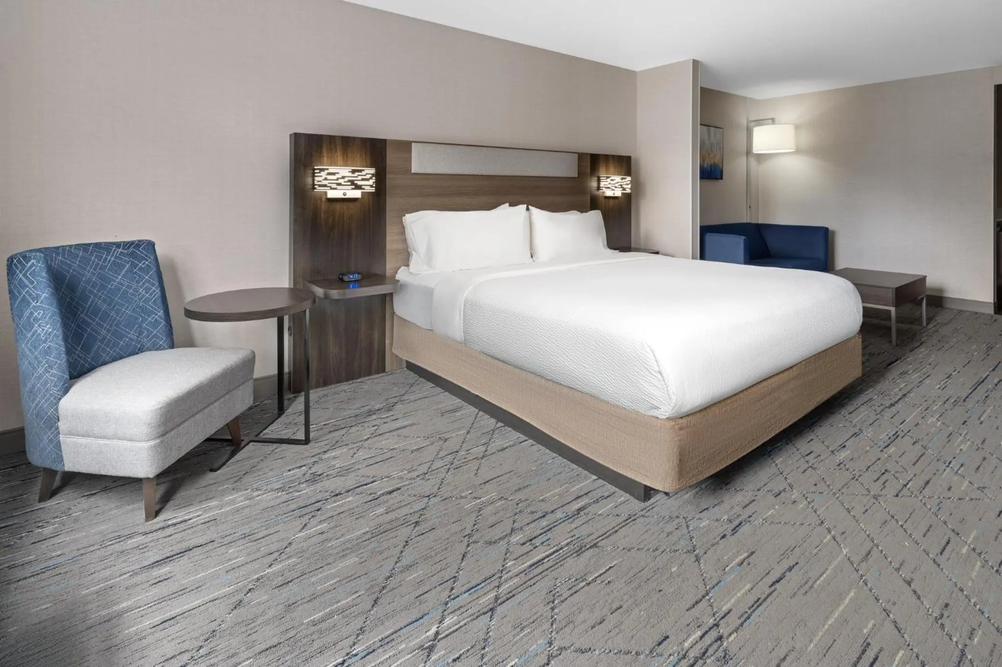 Photo of the whole room, Bed in Holiday Inn Express Hotel & Suites Freeport by IHG