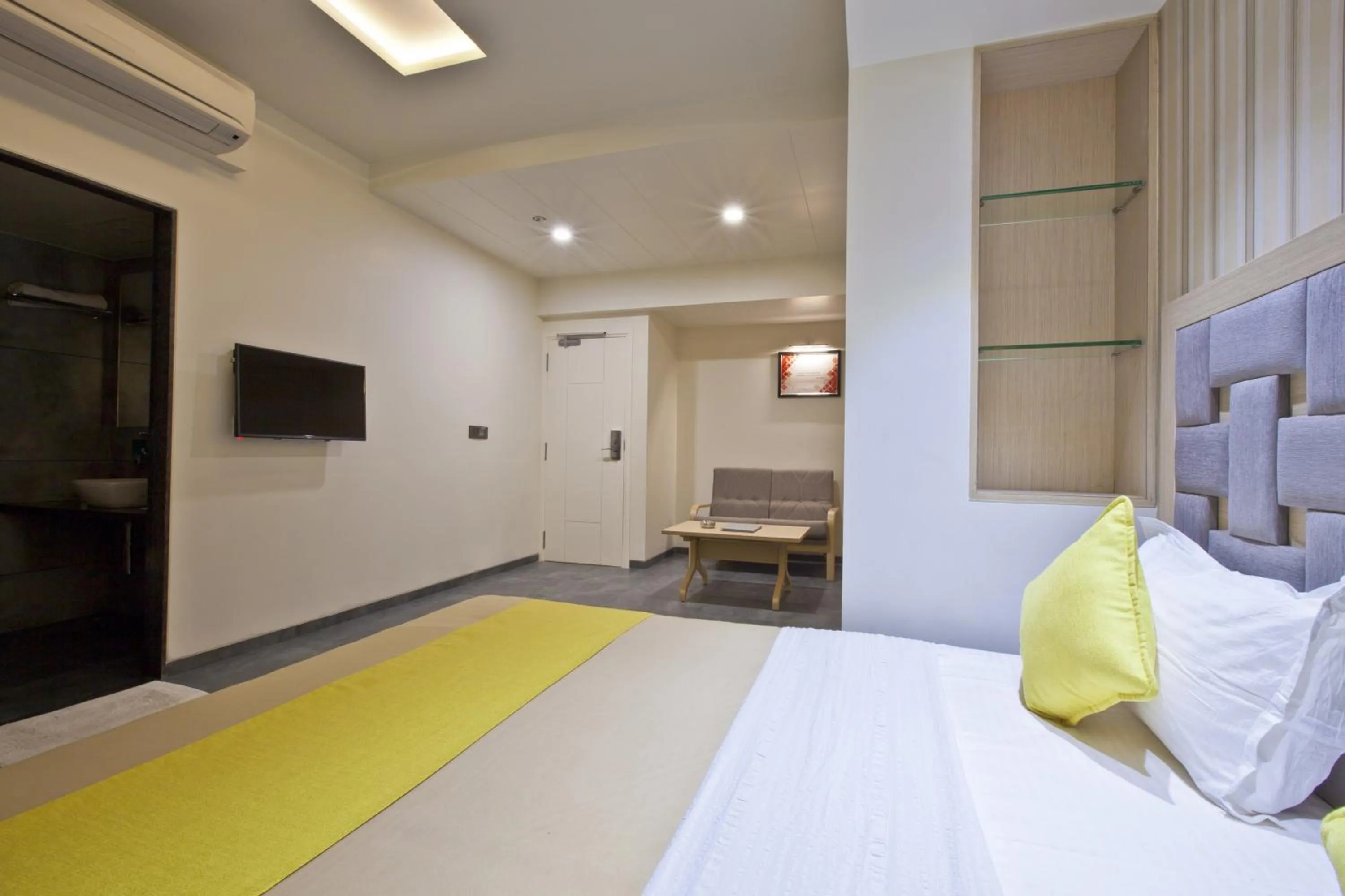 View (from property/room), Bed in Hotel Sifat International