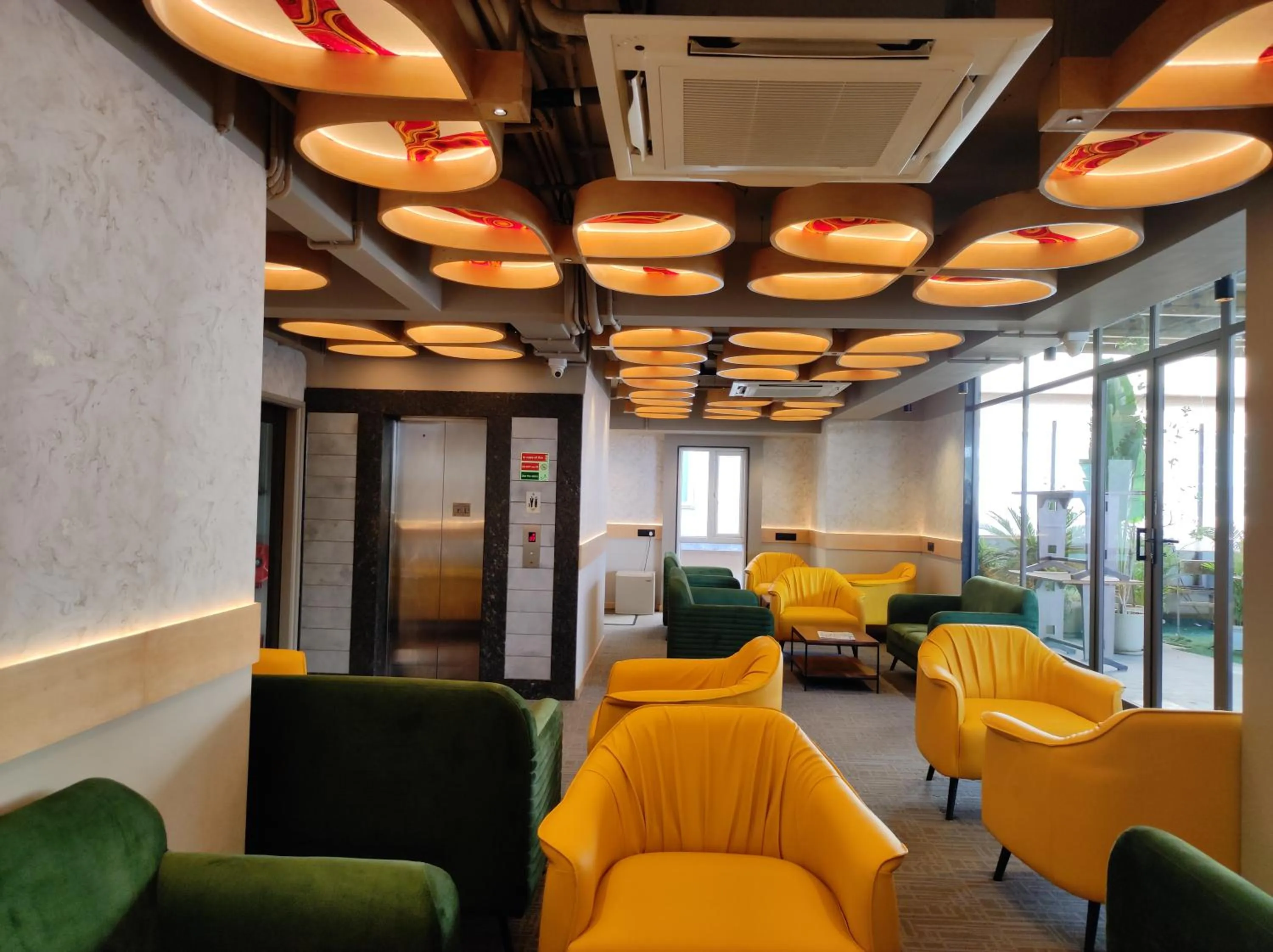 Communal lounge/ TV room in Hotel Sifat International