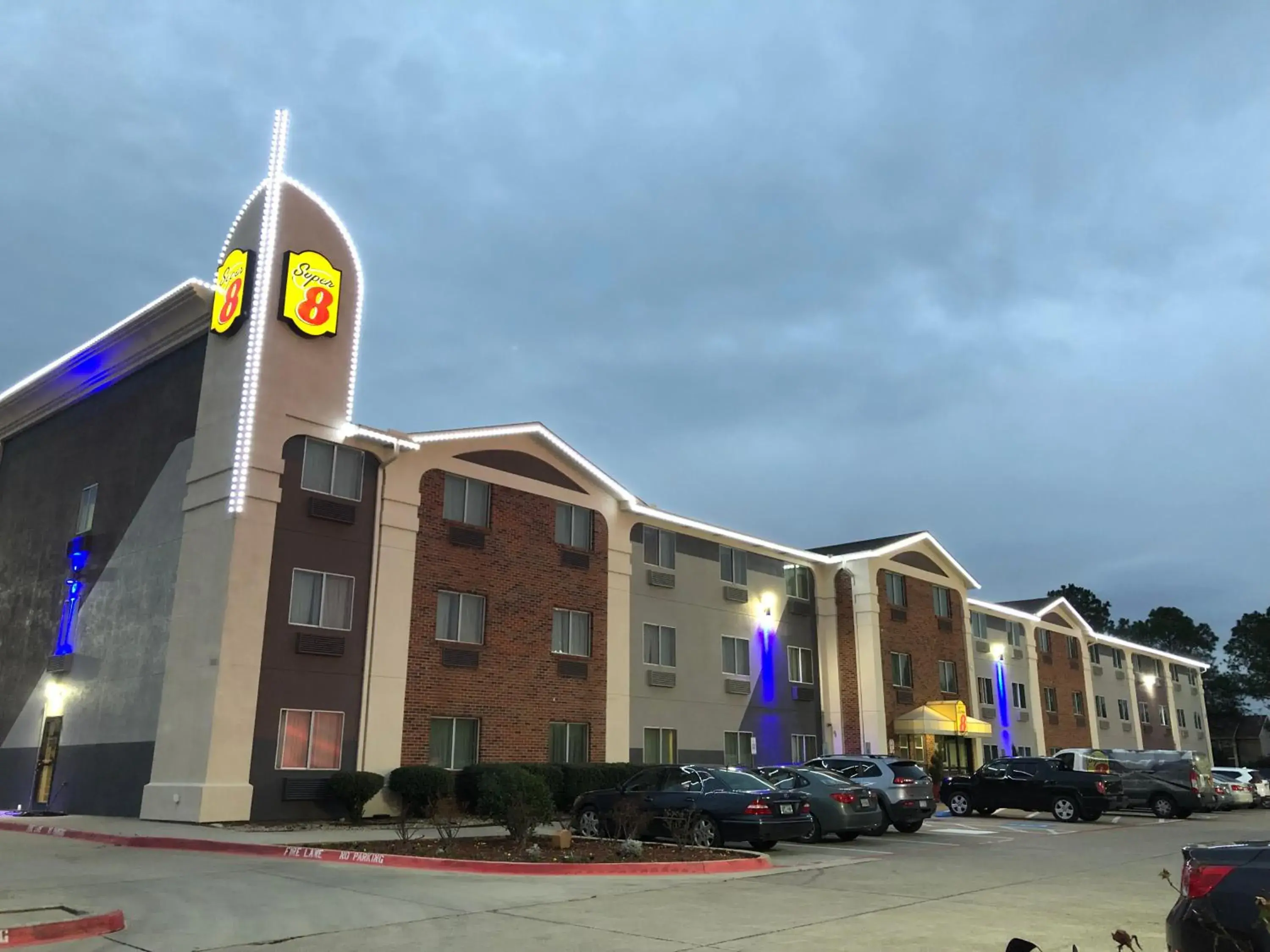 Property building in Super 8 by Wyndham Bedford DFW Airport West Property building in Super 8 by Wyndham Bedford DFW Airport West