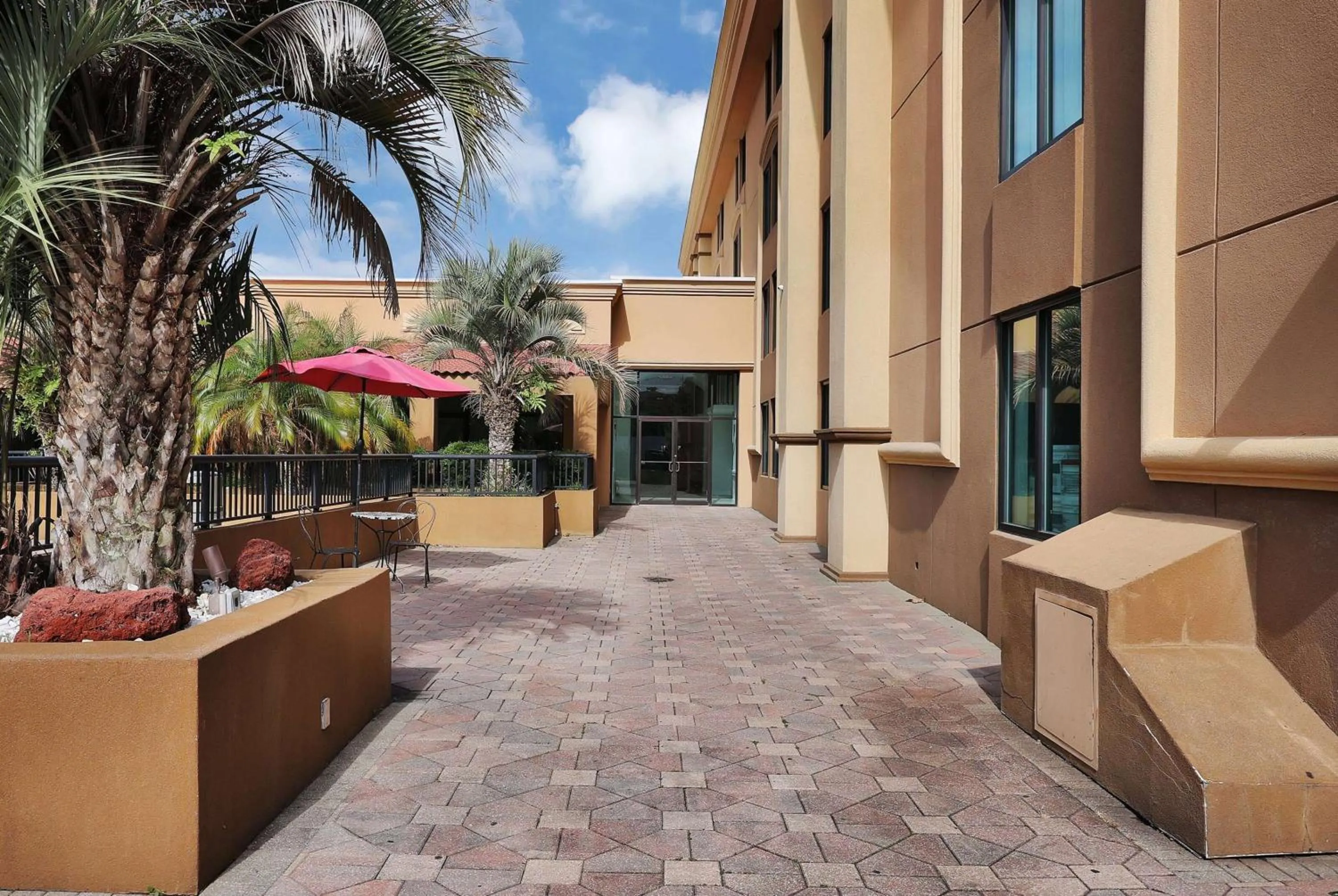 Kitchen or kitchenette in Ramada by Wyndham Jacksonville I-95 by Butler Blvd