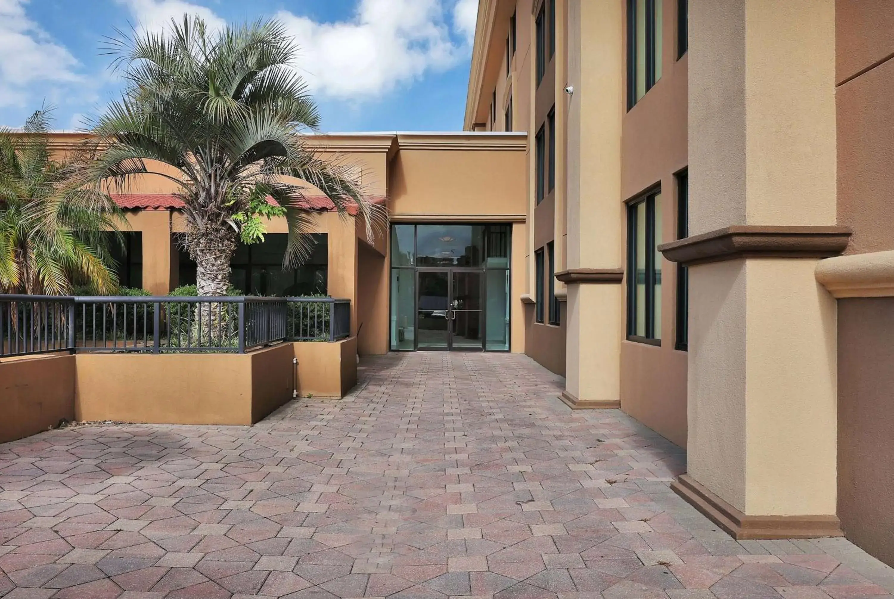 Property building in Ramada by Wyndham Jacksonville I-95 by Butler Blvd Property building in Ramada by Wyndham Jacksonville I-95 by Butler Blvd