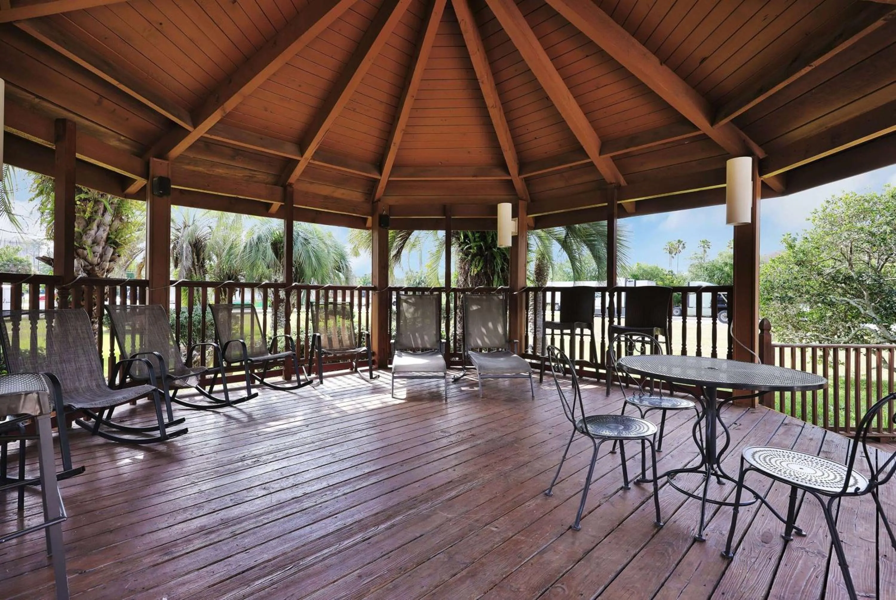 Kitchen or kitchenette in Ramada by Wyndham Jacksonville I-95 by Butler Blvd