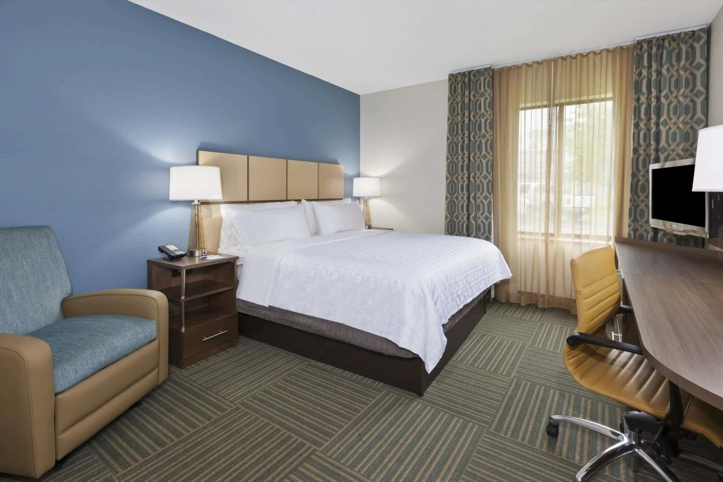 Photo of the whole room, Bed in Candlewood Suites Grand Rapids Airport by IHG