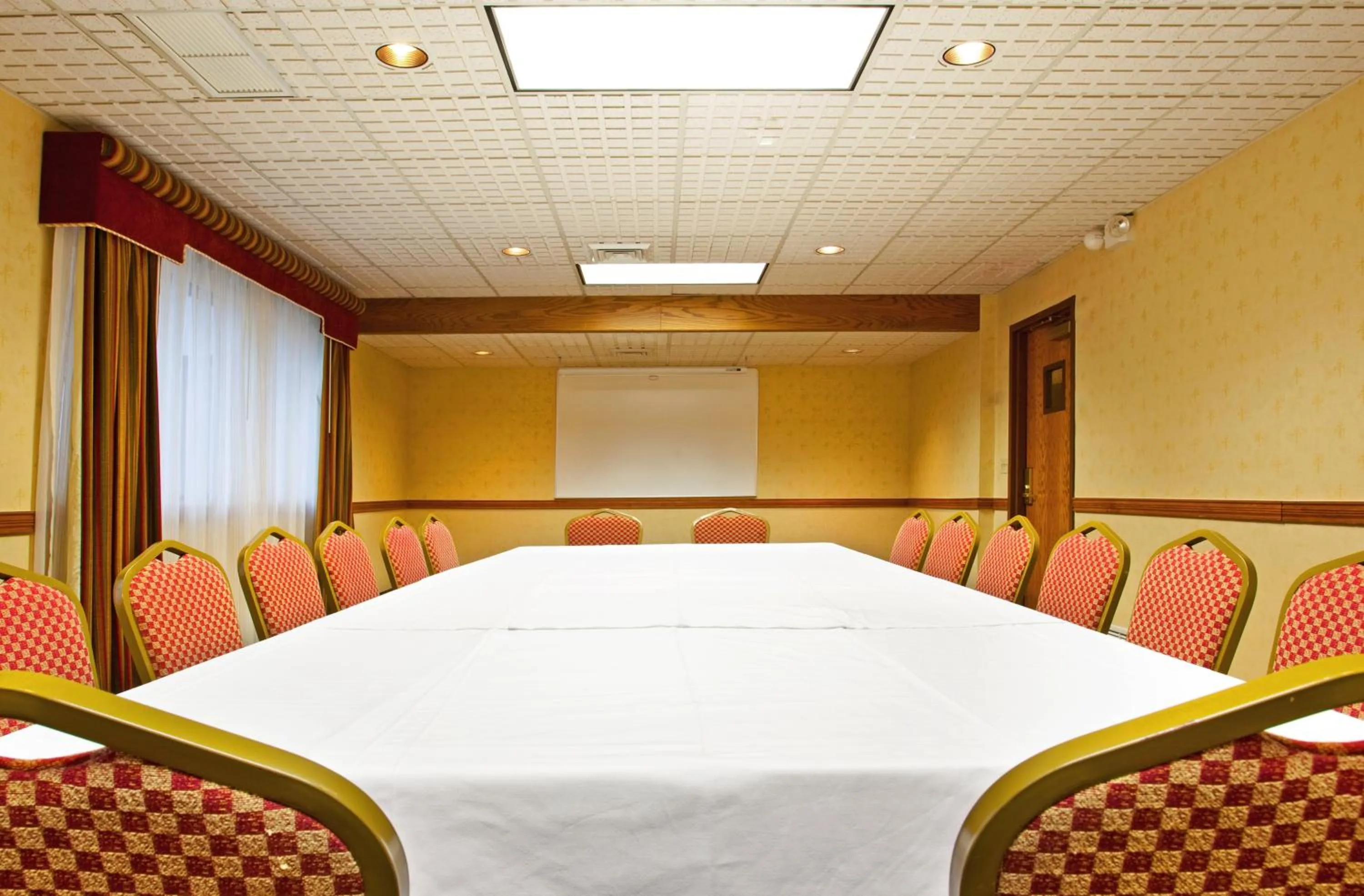 Meeting/conference room in Candlewood Suites Grand Rapids Airport by IHG