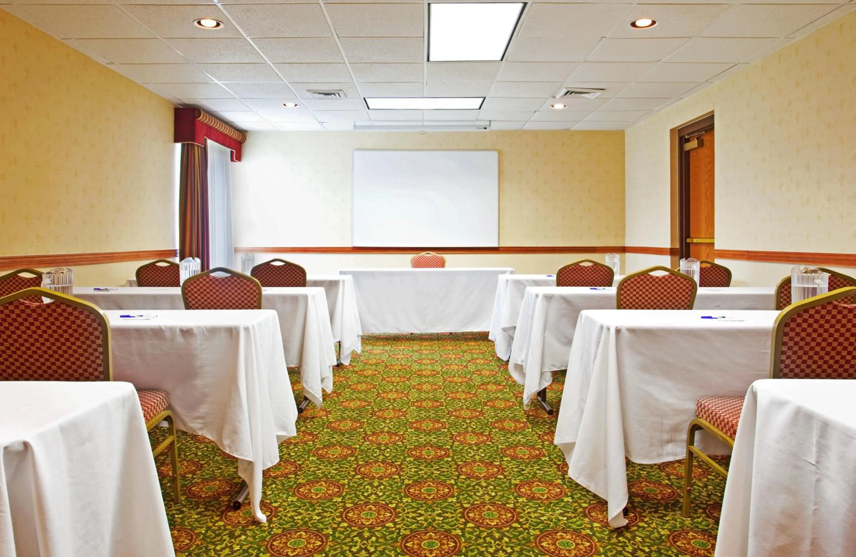 Meeting/conference room in Candlewood Suites Grand Rapids Airport by IHG