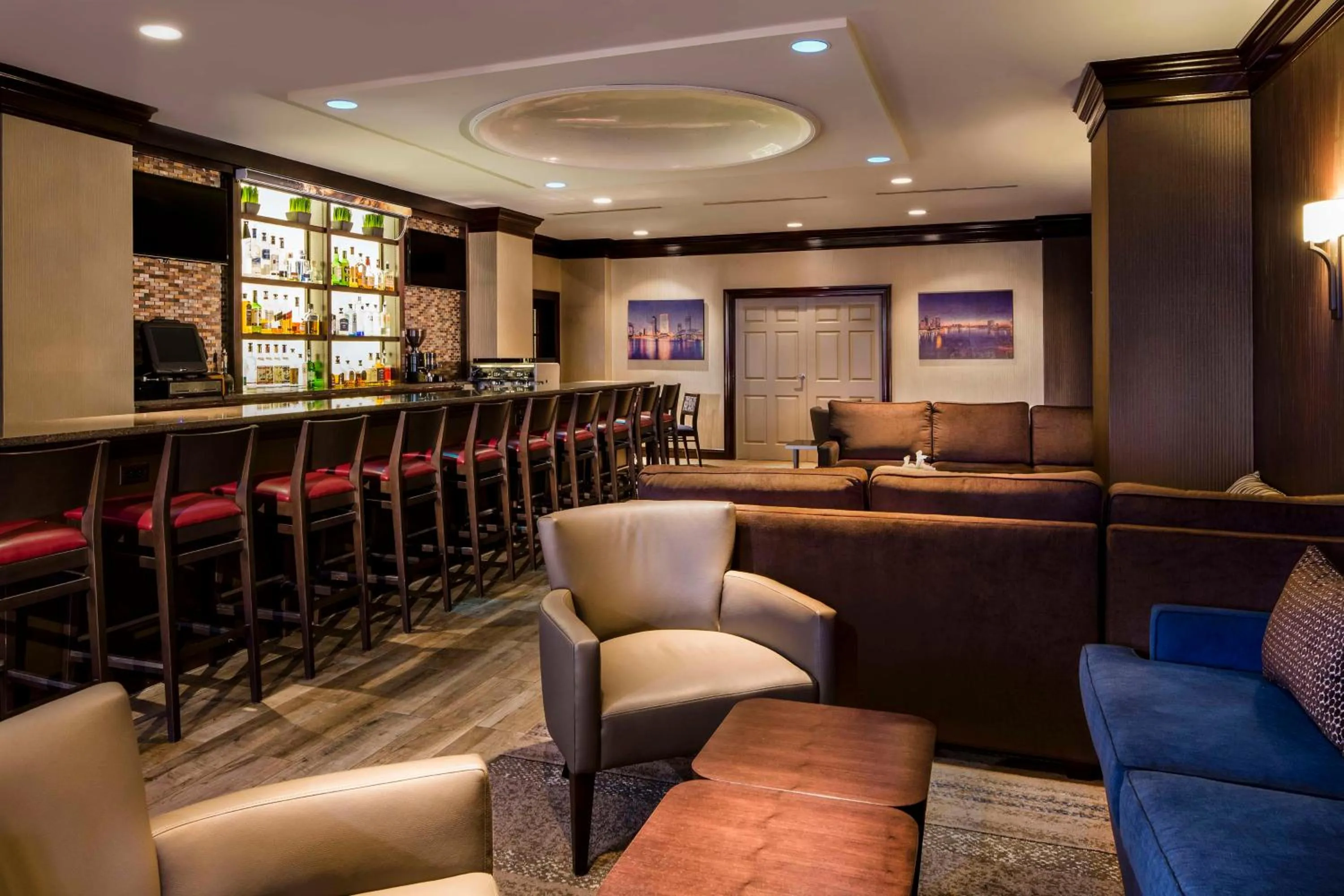 Lounge or bar in DoubleTree by Hilton Jacksonville Riverfront, FL