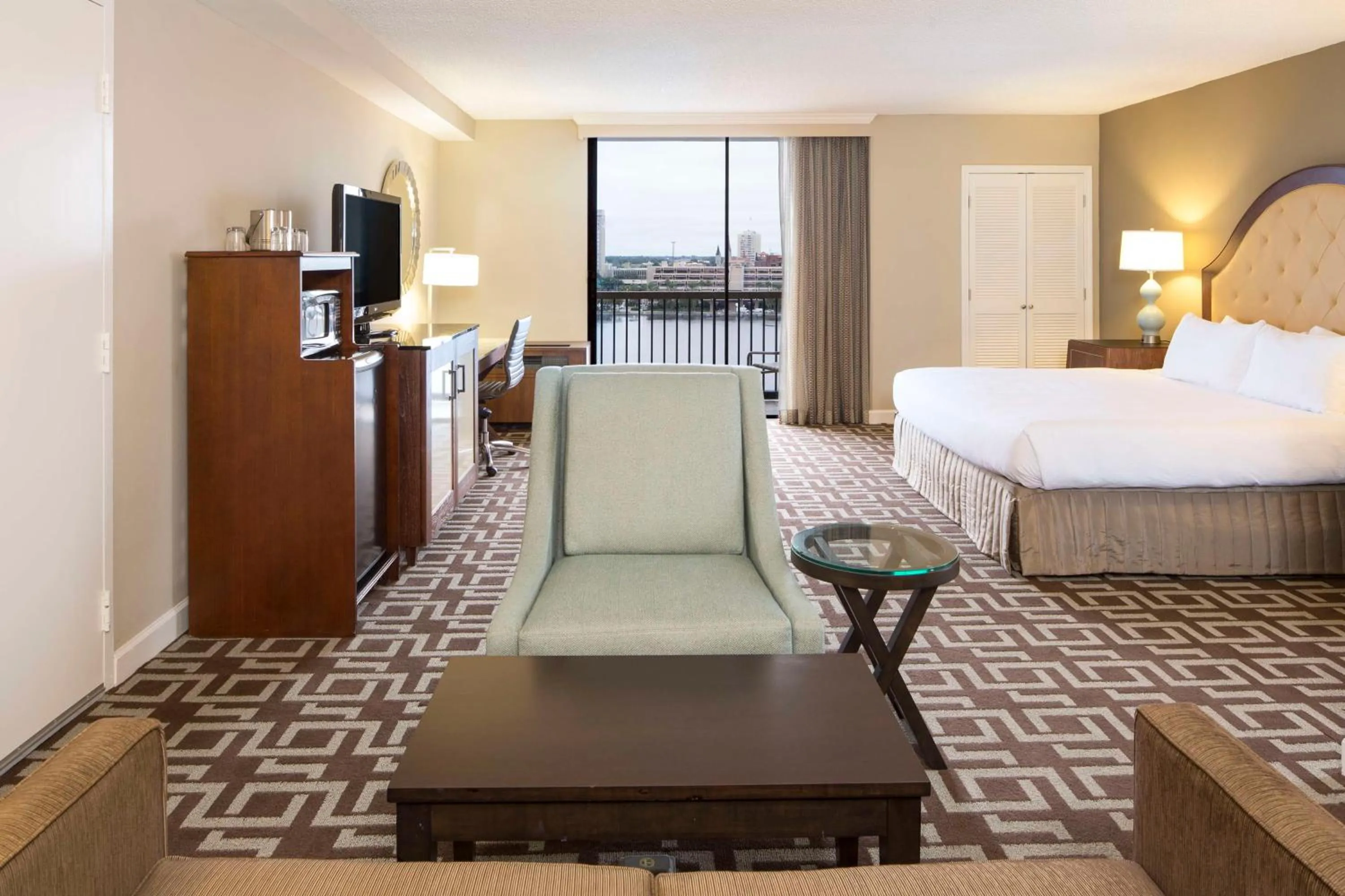 Bed in DoubleTree by Hilton Jacksonville Riverfront, FL