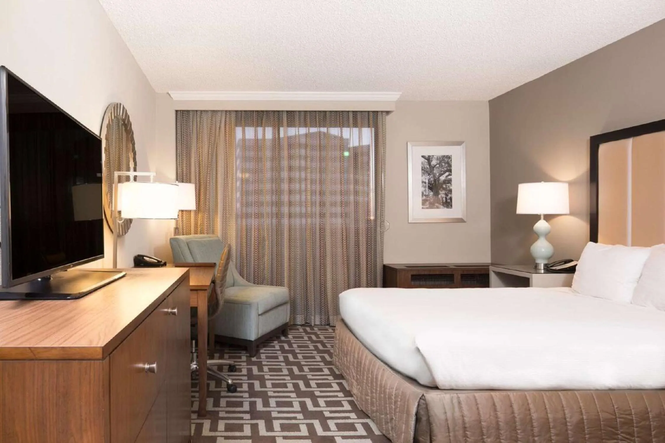 Bed in DoubleTree by Hilton Jacksonville Riverfront, FL