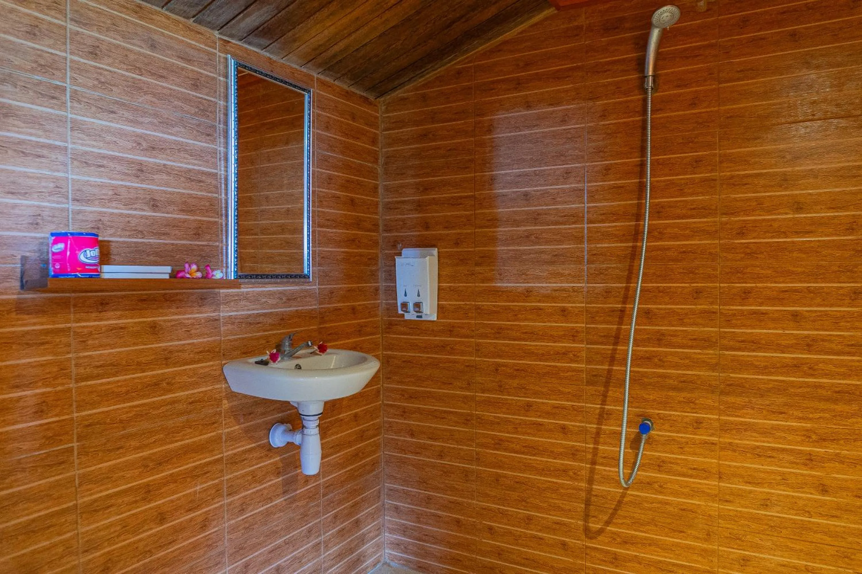 Shower in Manta Cottages with Sea View