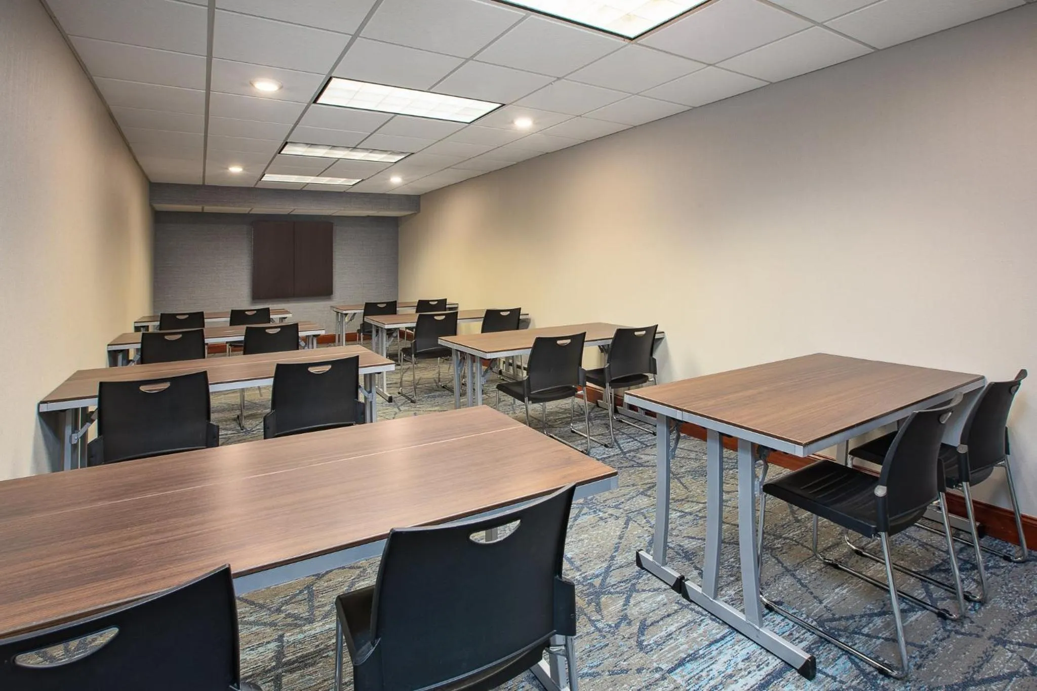 Meeting/conference room in Holiday Inn Express Hotel & Suites Grand Rapids-North by IHG