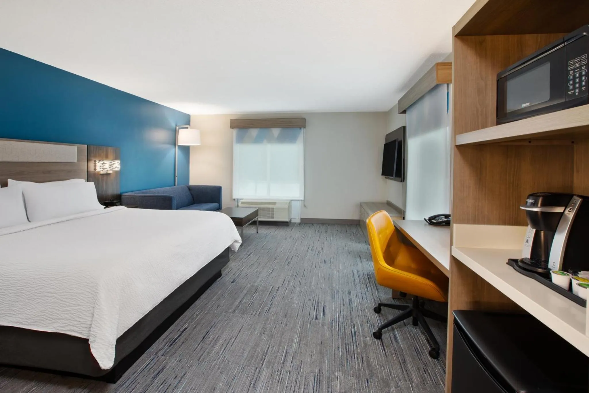 Photo of the whole room, Bed in Holiday Inn Express Hotel & Suites Grand Rapids-North by IHG
