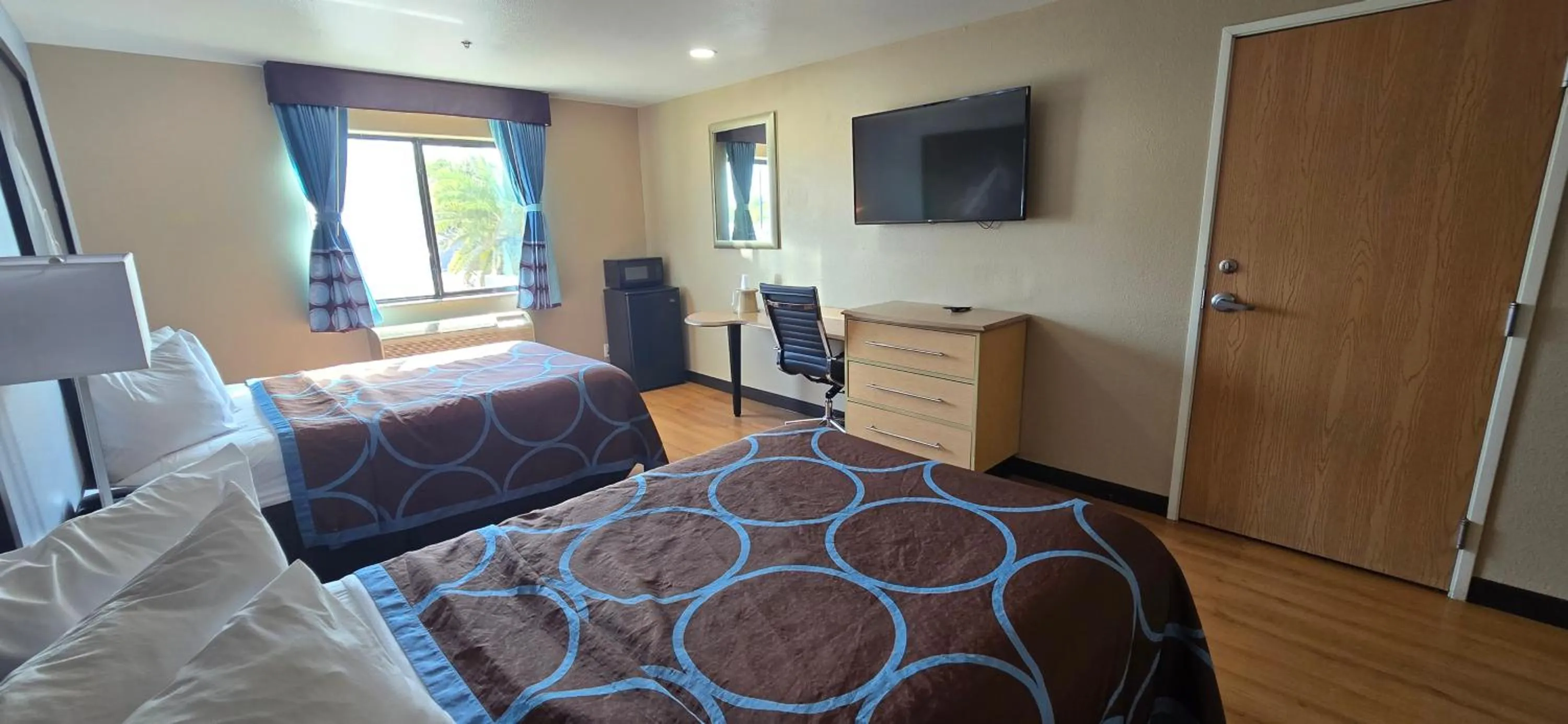 Bedroom, Bed in Super 8 by Wyndham New Braunfels I-35