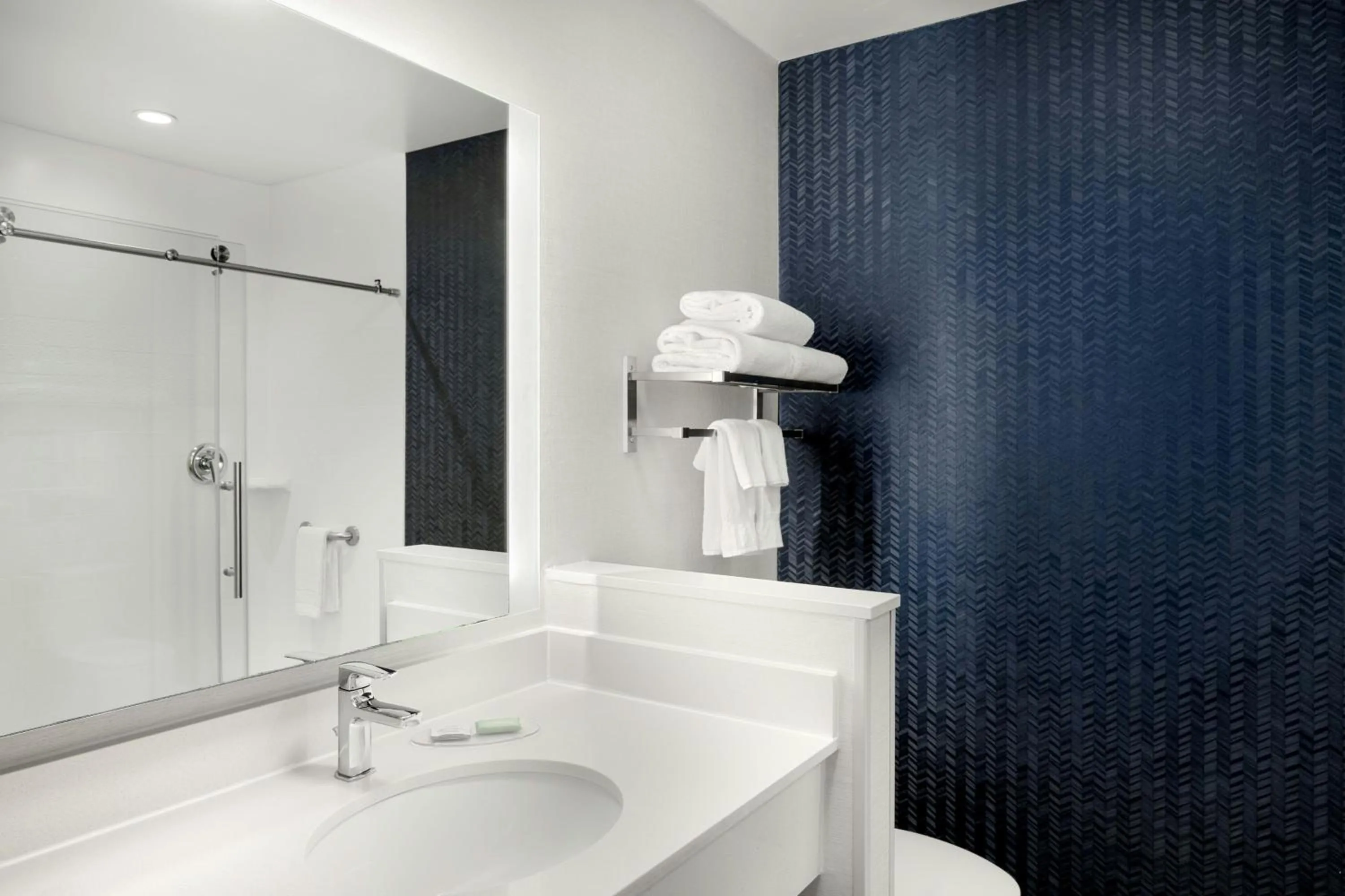 Bathroom in Fairfield Inn & Suites by Marriott Cincinnati Uptown/University Area