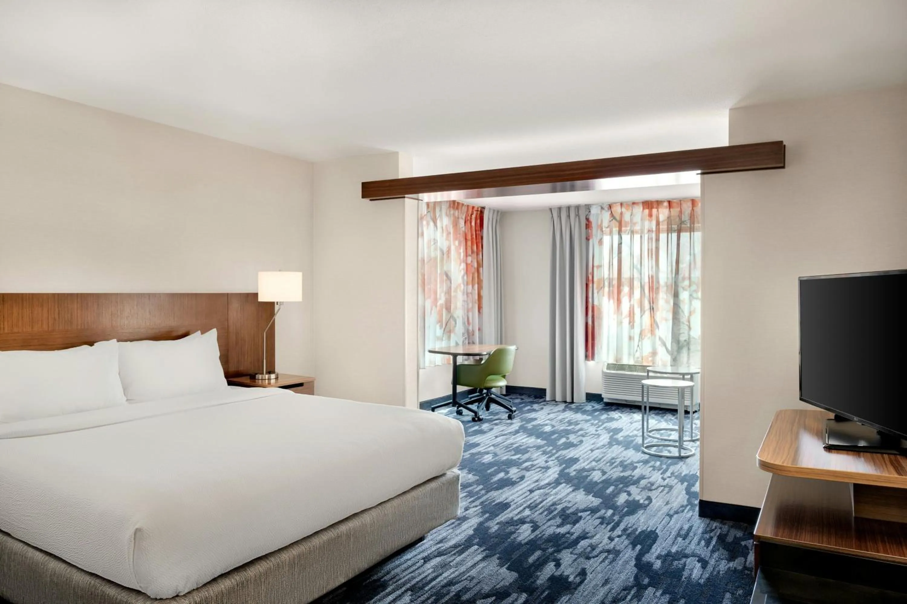 Photo of the whole room, Bed in Fairfield Inn & Suites by Marriott Cincinnati Uptown/University Area