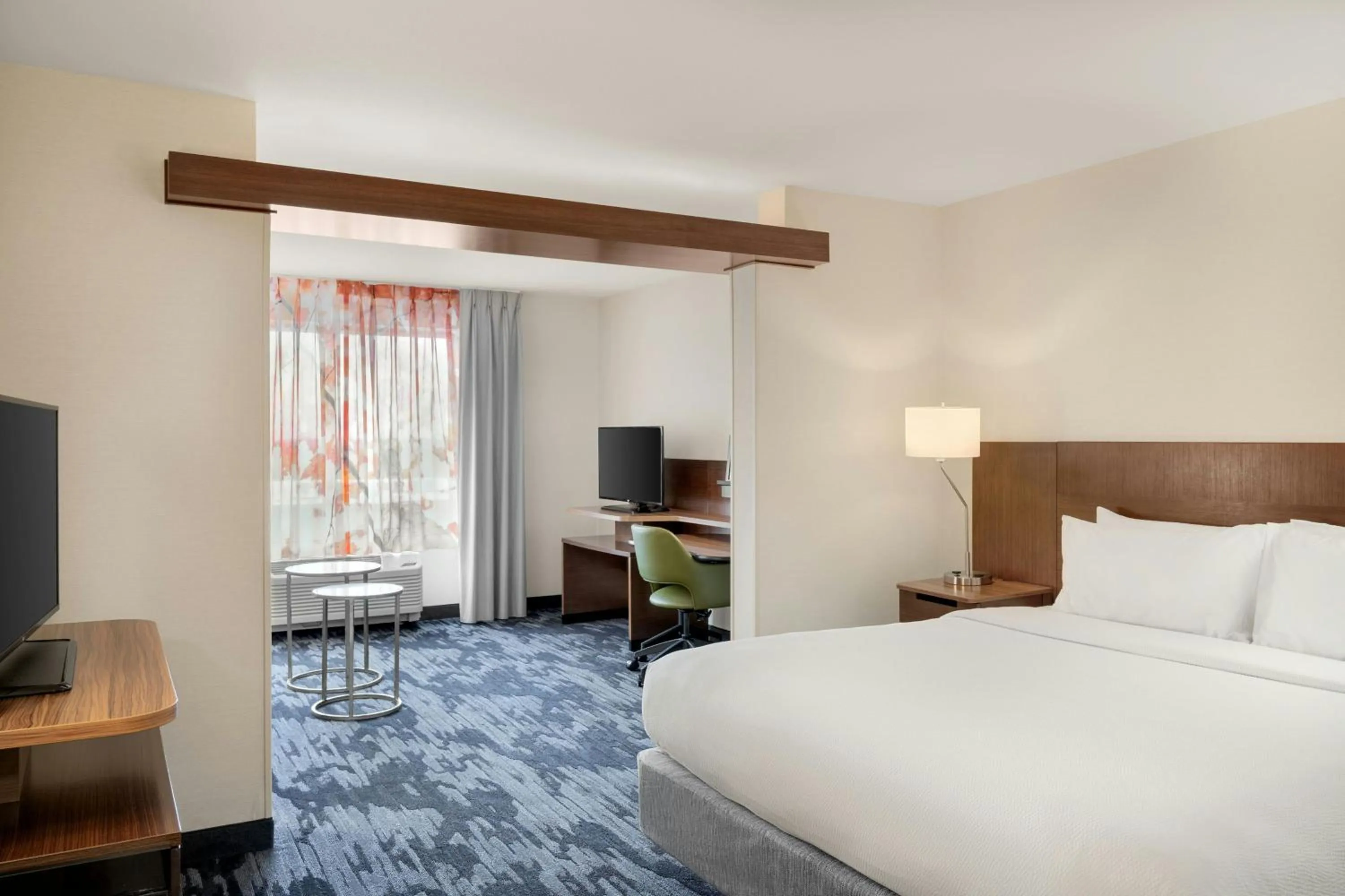 Photo of the whole room, Bed in Fairfield Inn & Suites by Marriott Cincinnati Uptown/University Area