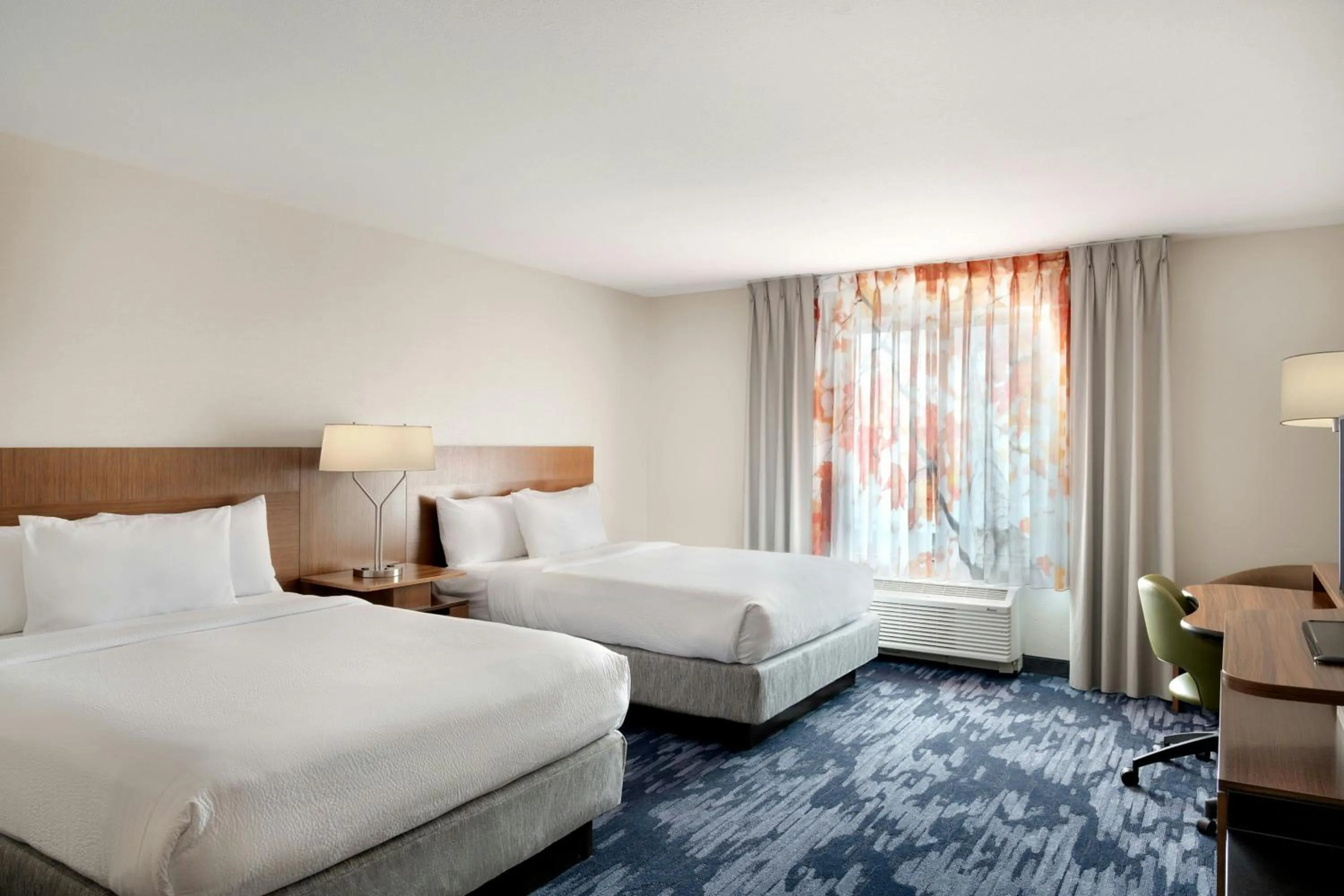 Photo of the whole room, Bed in Fairfield Inn & Suites by Marriott Cincinnati Uptown/University Area
