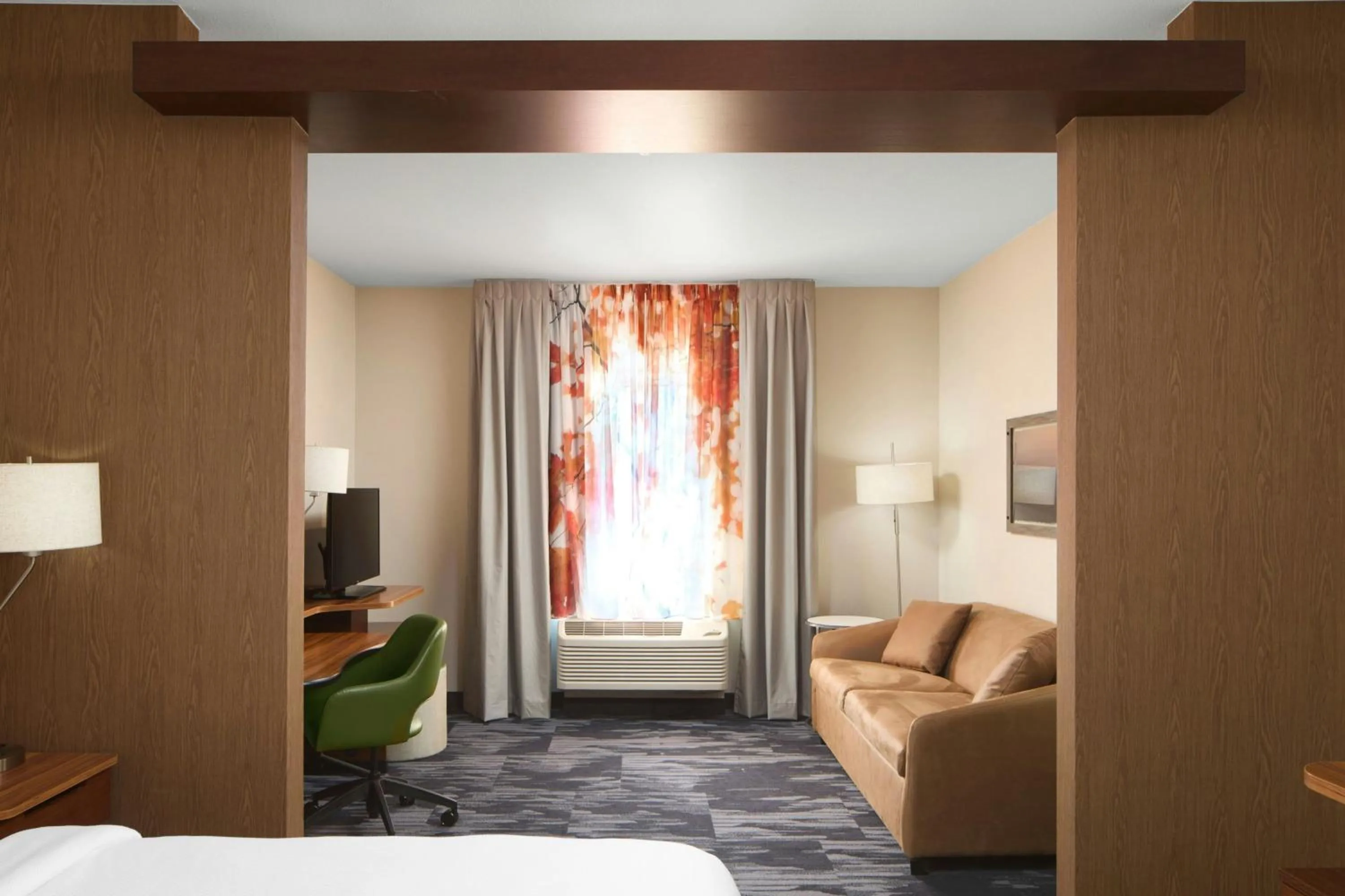 Living room, Bed in Fairfield Inn & Suites by Marriott Geneva Finger Lakes