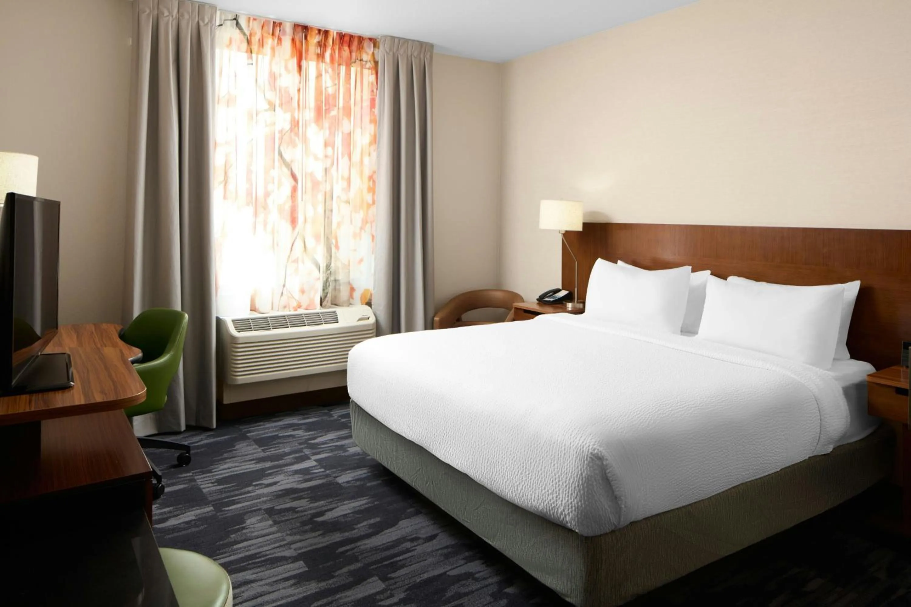 Photo of the whole room, Bed in Fairfield Inn & Suites by Marriott Geneva Finger Lakes