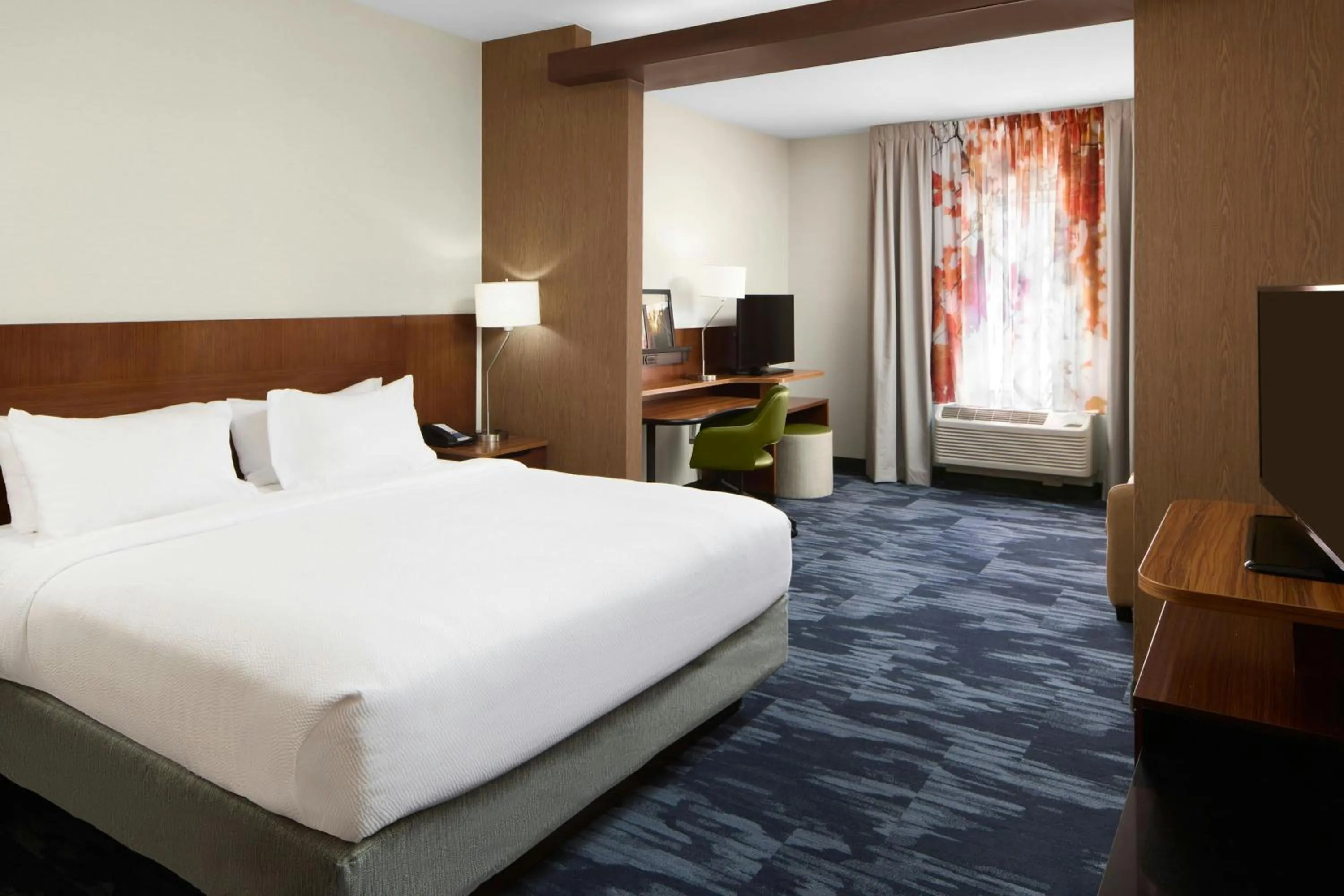 Photo of the whole room, Bed in Fairfield Inn & Suites by Marriott Geneva Finger Lakes