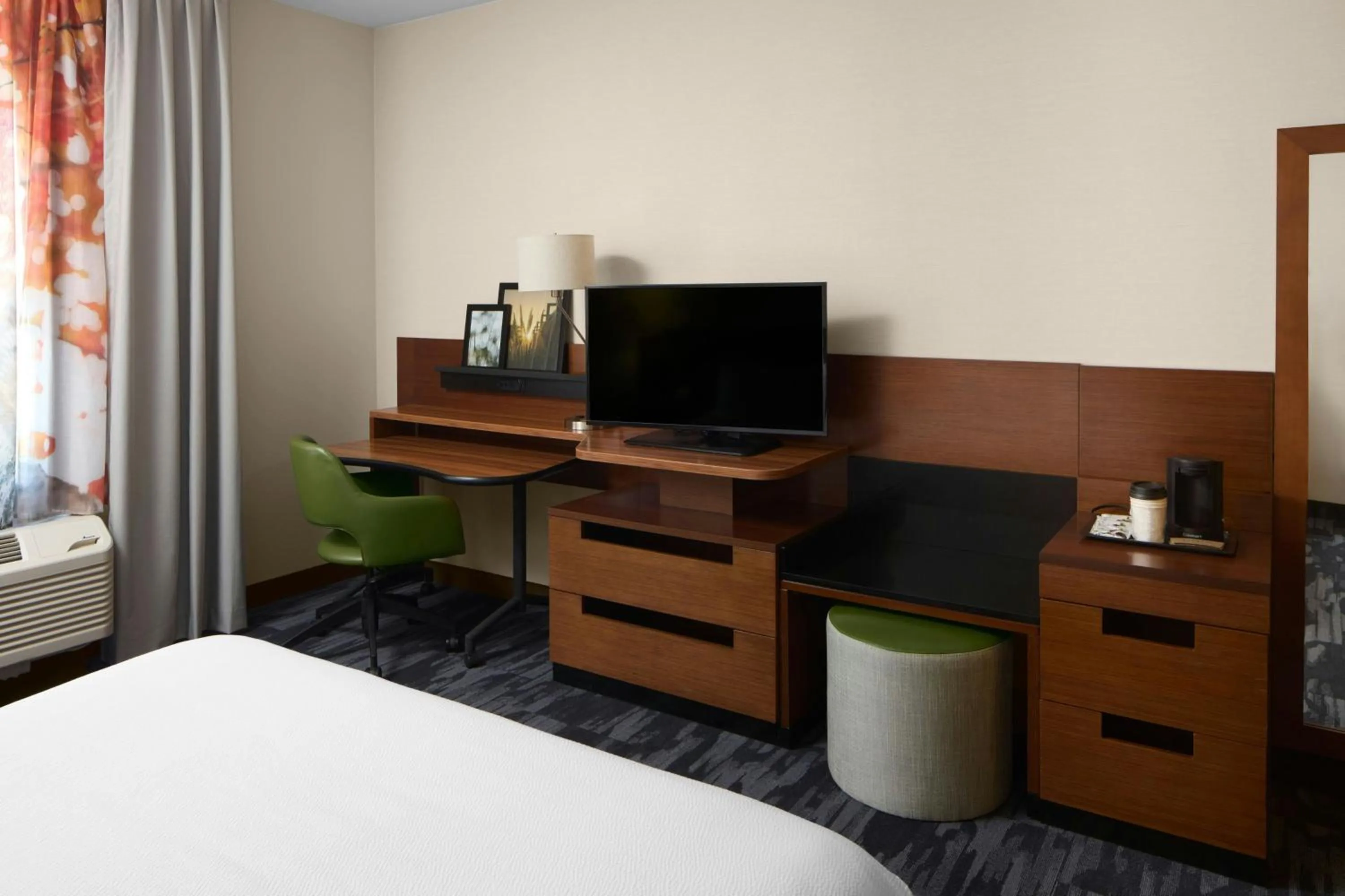 Photo of the whole room, Bed in Fairfield Inn & Suites by Marriott Geneva Finger Lakes