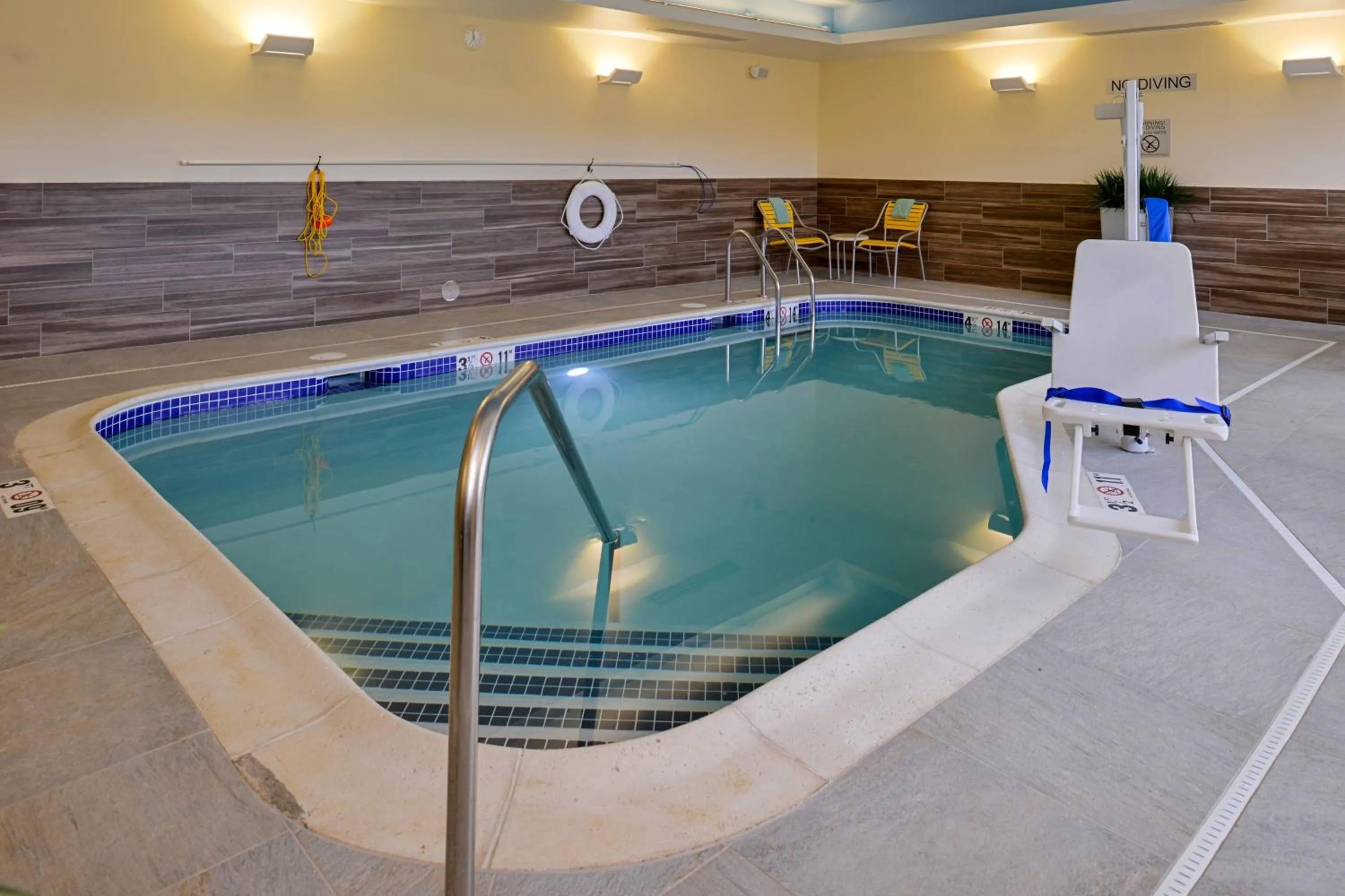 Swimming pool in Fairfield Inn & Suites by Marriott Plymouth White Mountains