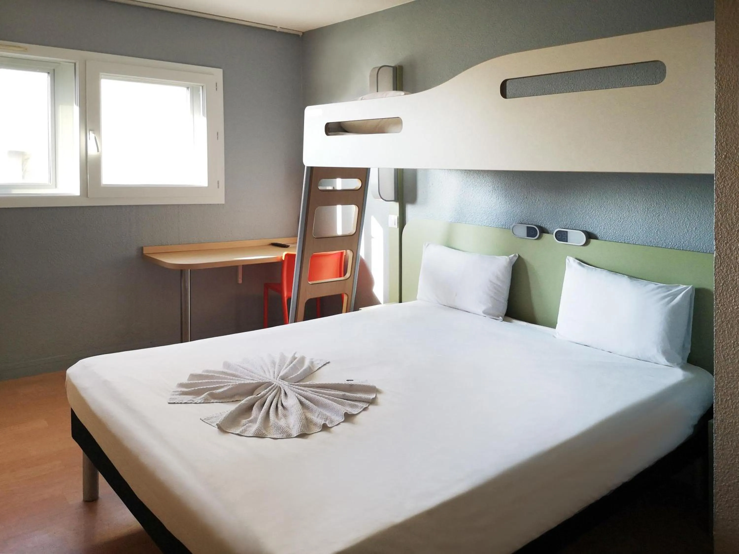 Bedroom, Bed in ibis budget Tours Centre Gare et congrès
