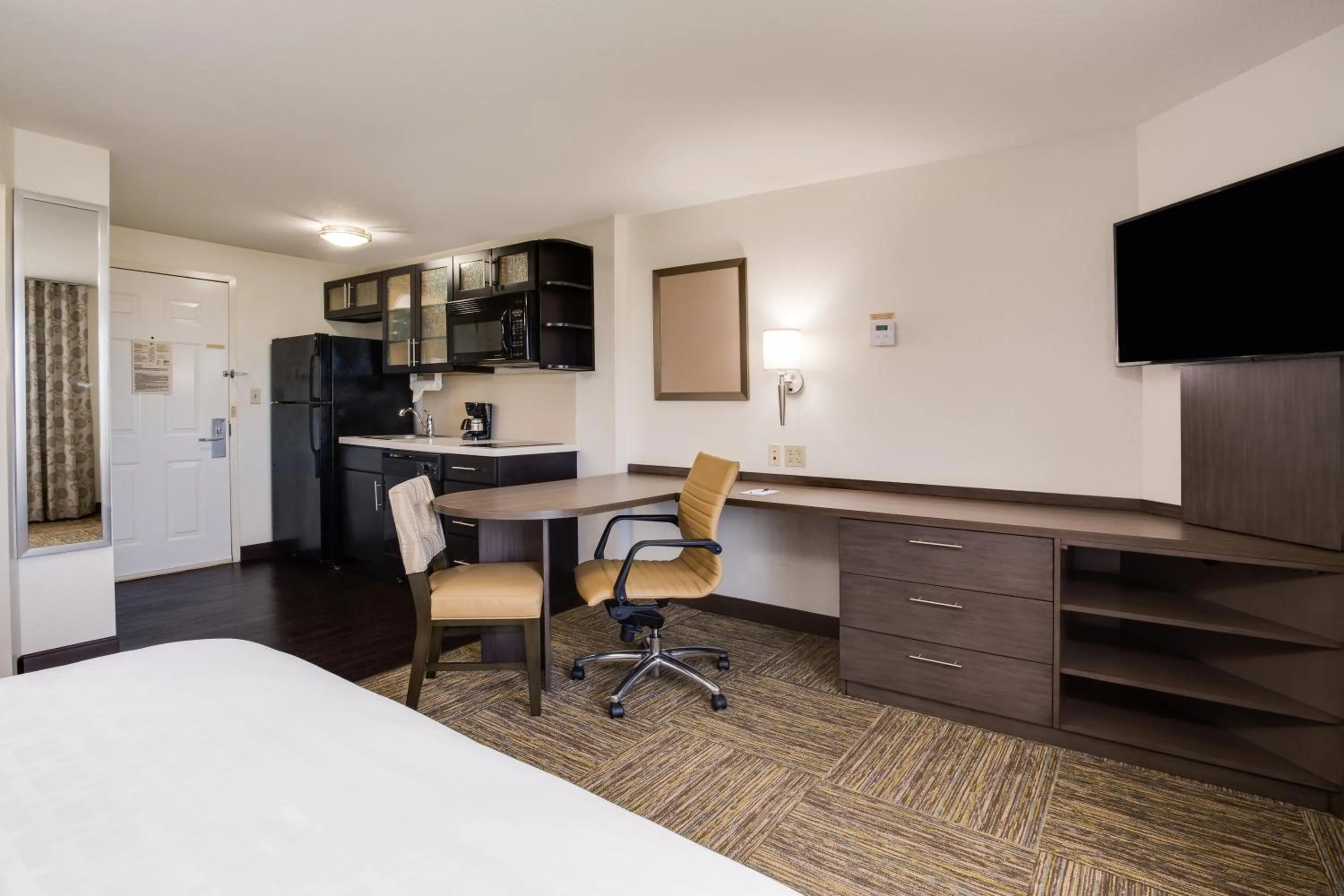 Photo of the whole room, Bed in Candlewood Suites Fort Lauderdale Airport-Cruise by IHG