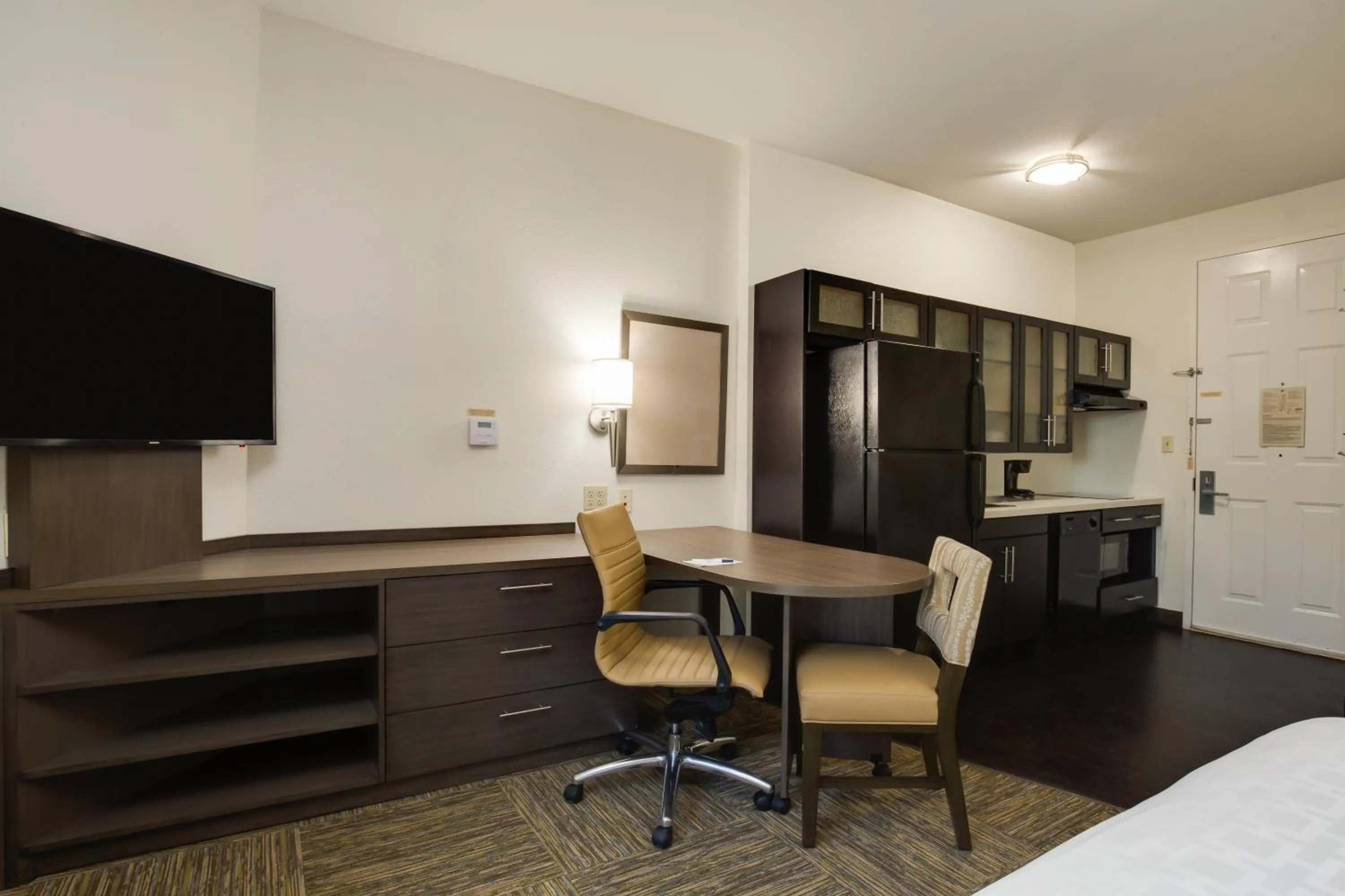 Photo of the whole room, Bed in Candlewood Suites Fort Lauderdale Airport-Cruise by IHG
