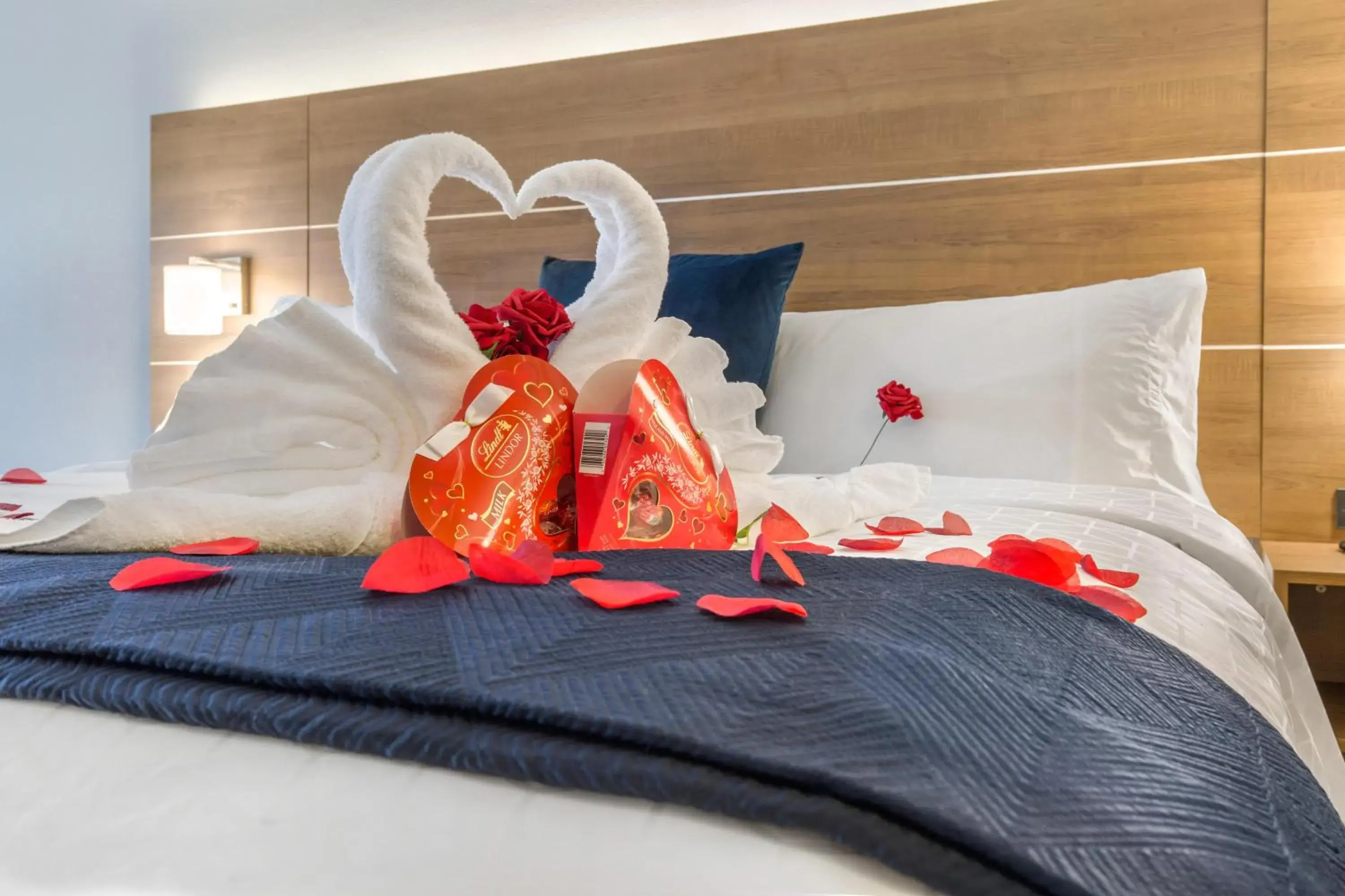 Decorative detail, Bed in Holiday Inn Express Houston-Alvin by IHG Decorative detail, Bed in Holiday Inn Express Houston-Alvin by IHG