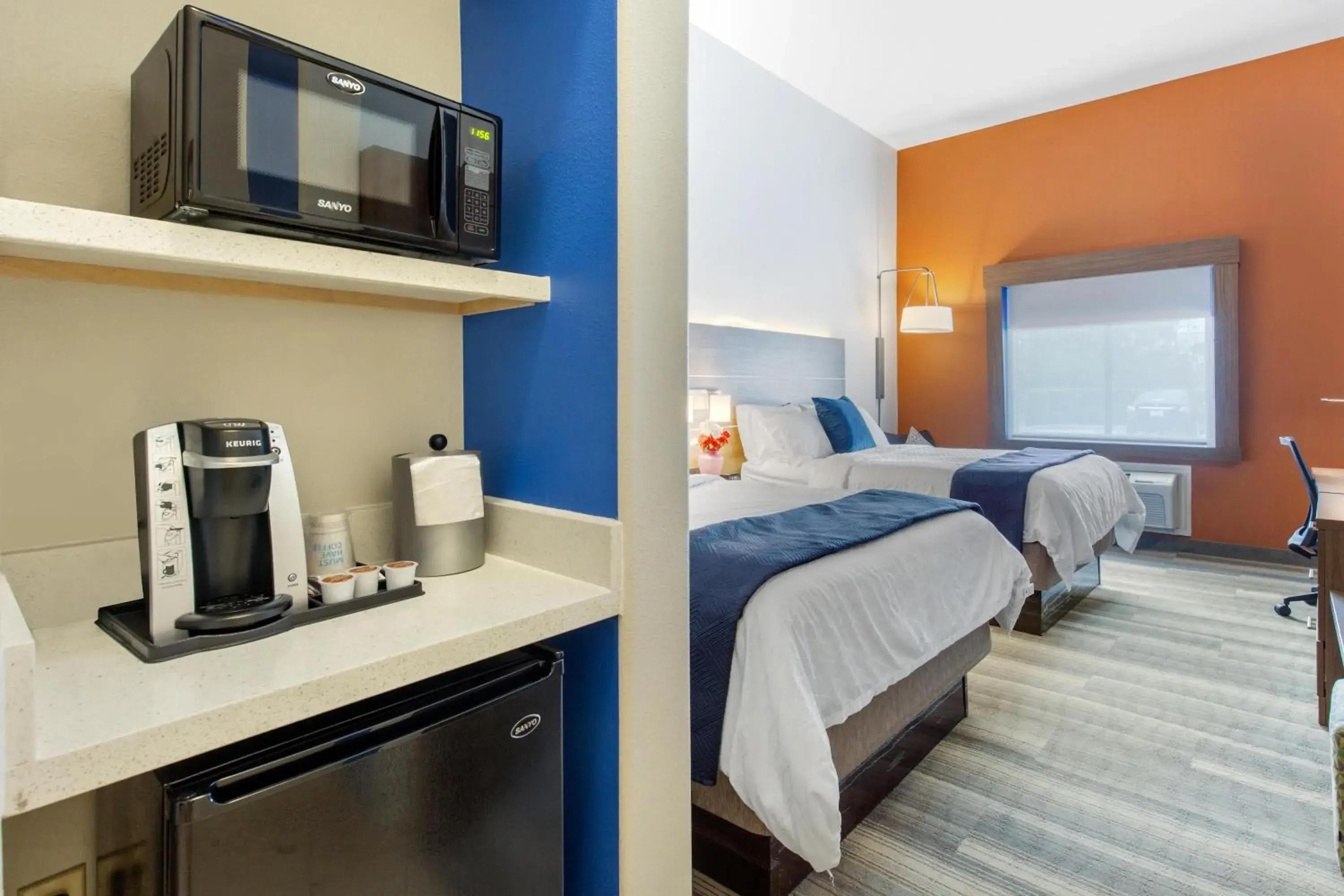 Coffee/tea facilities, Bed in Holiday Inn Express Houston-Alvin by IHG Coffee/tea facilities, Bed in Holiday Inn Express Houston-Alvin by IHG
