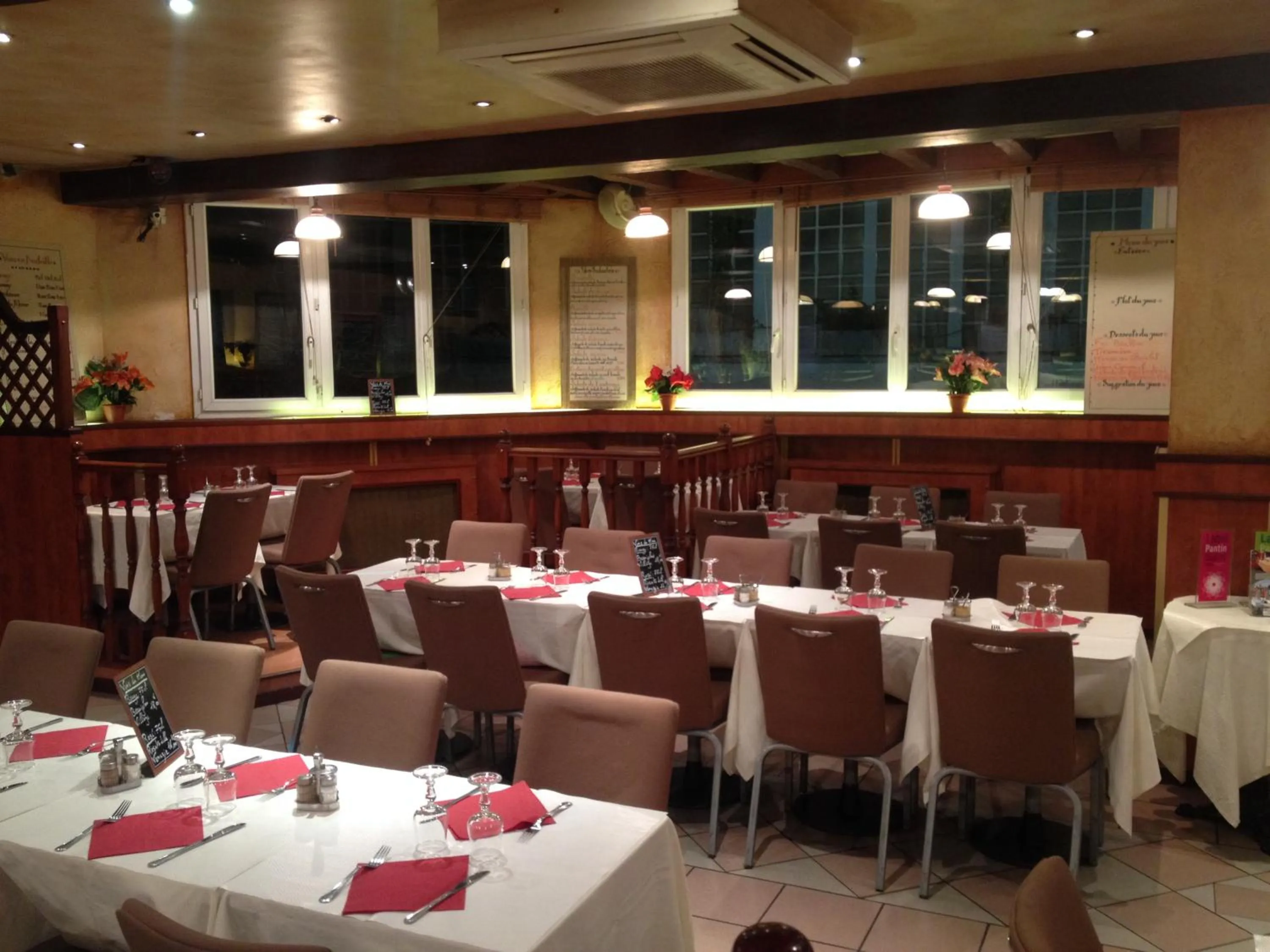 Restaurant/places to eat in Le Cheval Noir Hôtel Paris Pantin