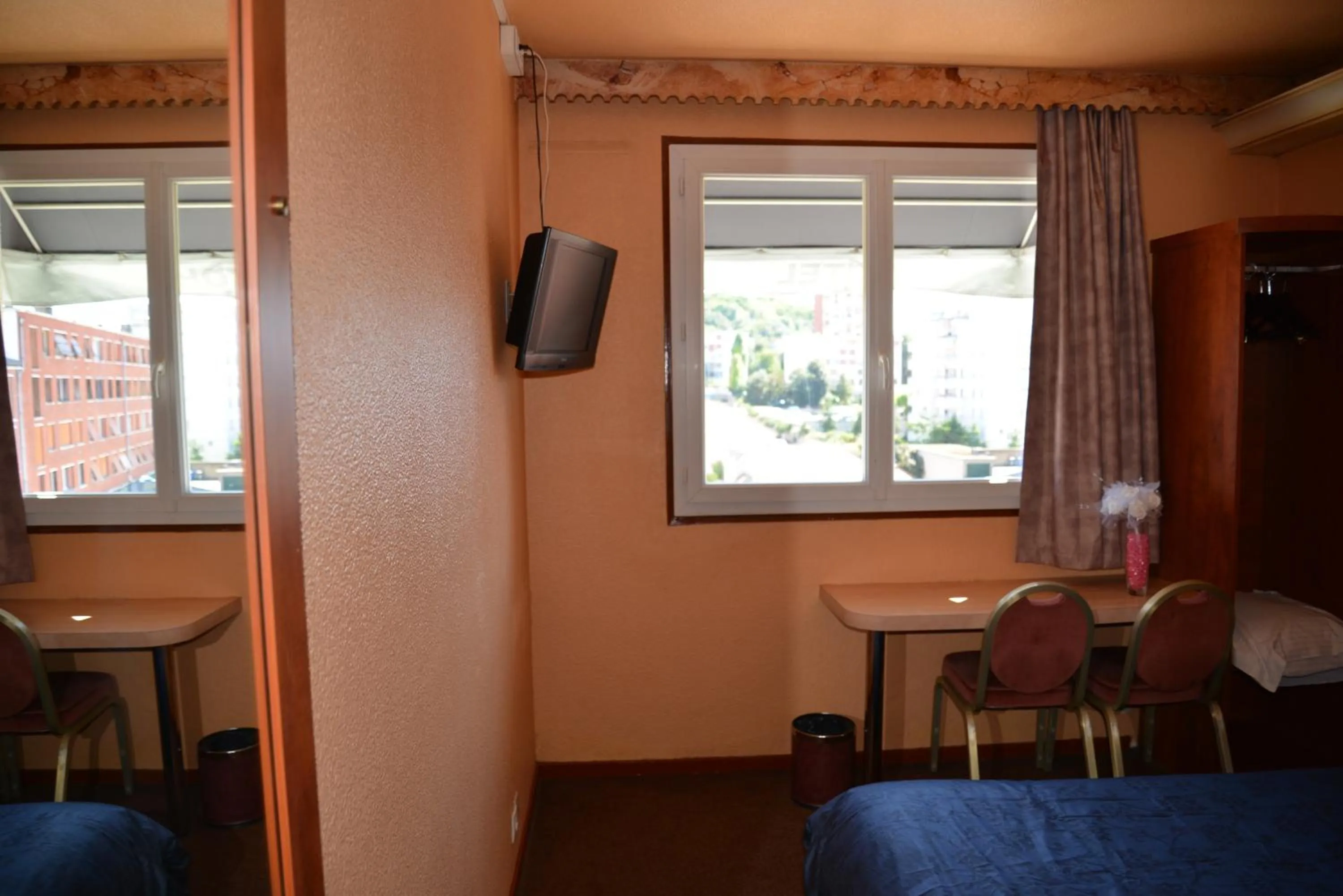 TV and multimedia in Le Cheval Noir Hôtel Paris Pantin