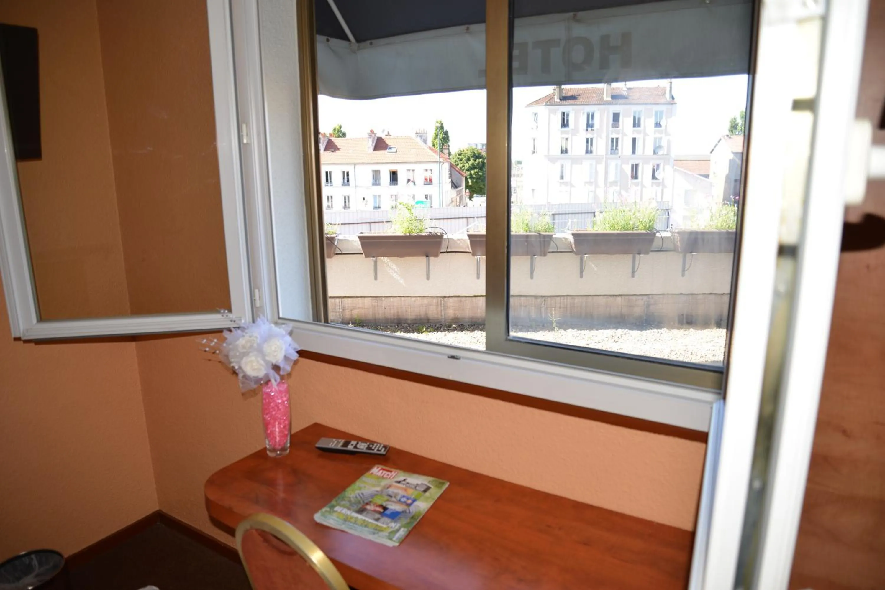 Seating area in Le Cheval Noir Hôtel Paris Pantin