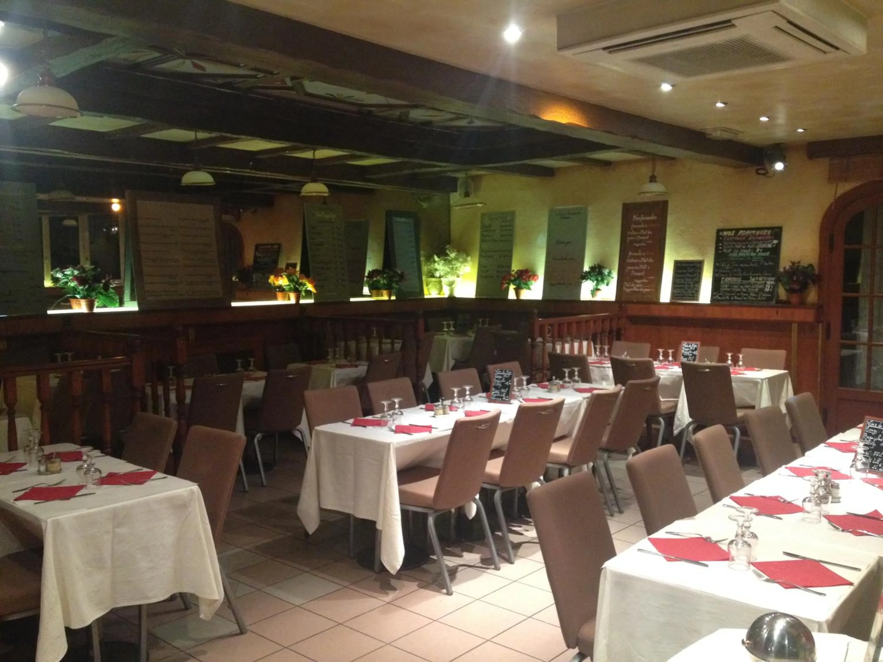 Restaurant/places to eat in Le Cheval Noir Hôtel Paris Pantin