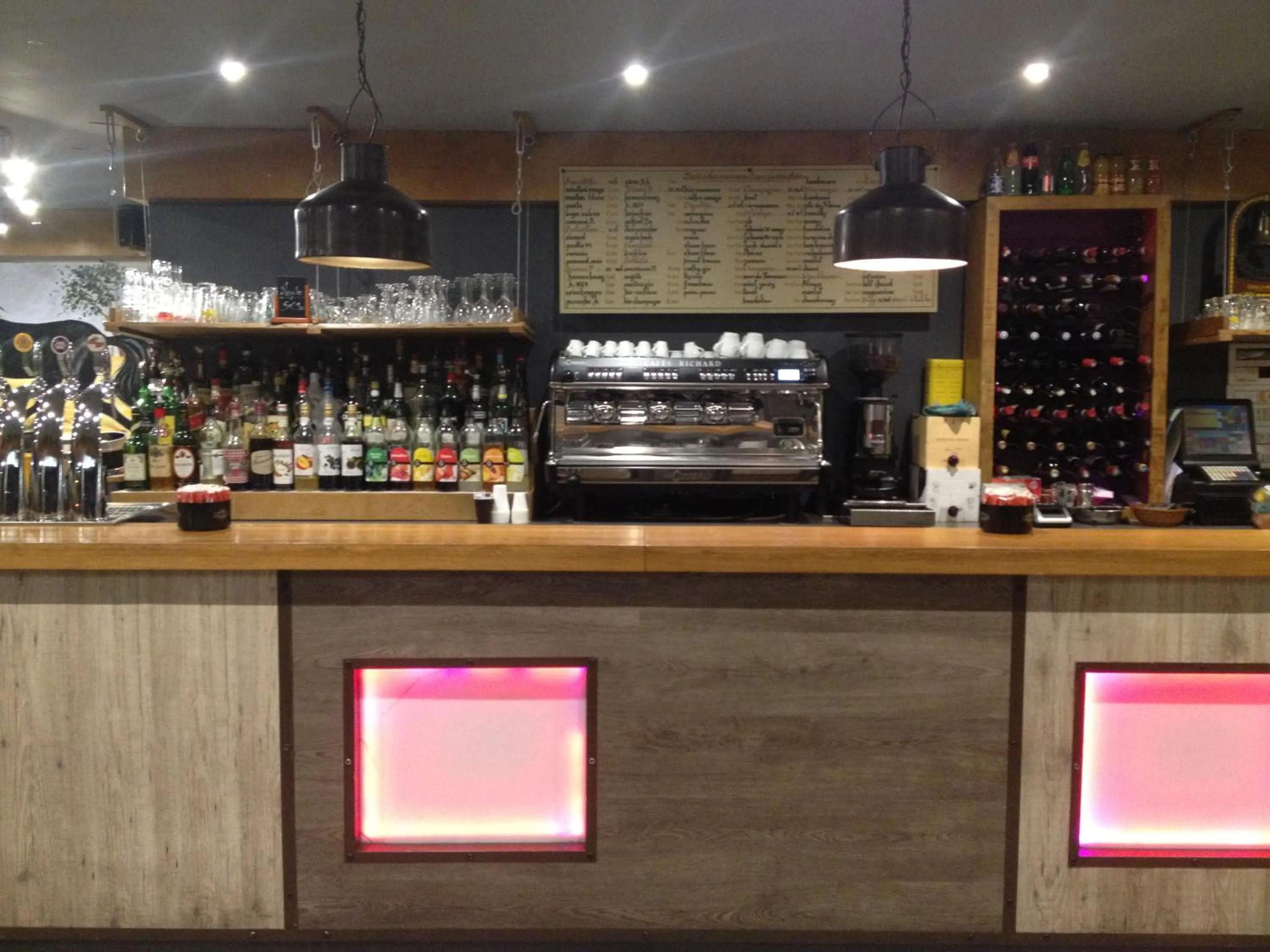 Lounge or bar in Le Cheval Noir Hôtel Paris Pantin