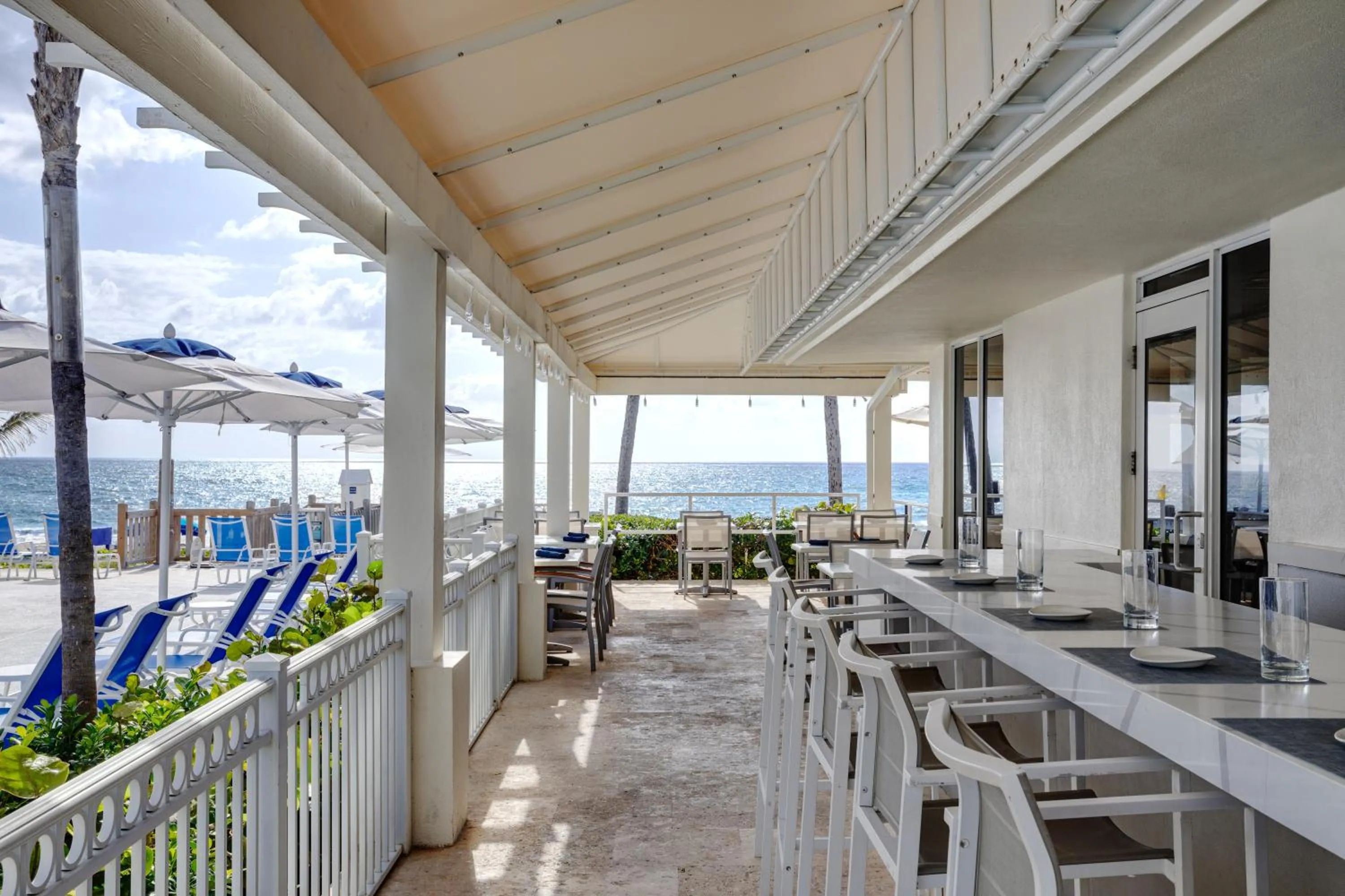 Lounge or bar in Delray Sands Resort