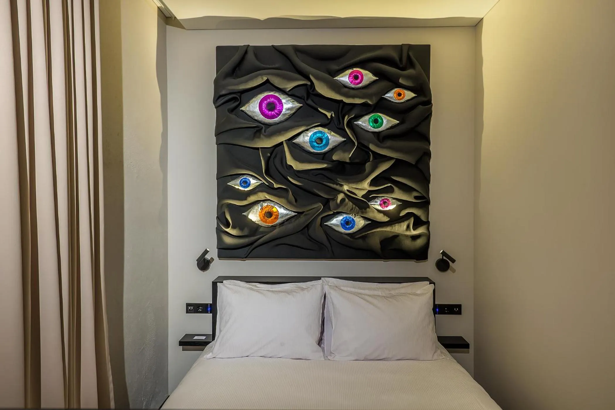 Photo of the whole room, Bed in Artagonist Art Hotel