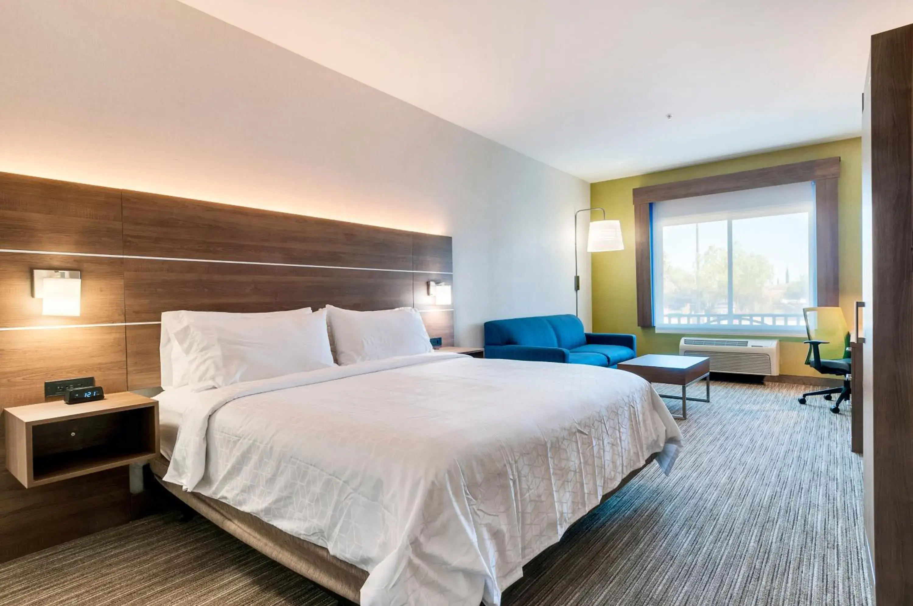 Bed in Holiday Inn Express Hotel & Suites Banning by IHG Bed in Holiday Inn Express Hotel & Suites Banning by IHG