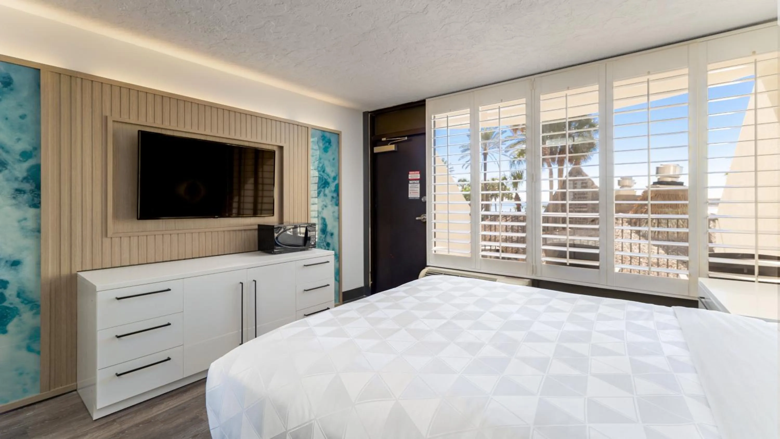 Photo of the whole room, Bed in Holiday Inn Resort Panama City Beach by IHG