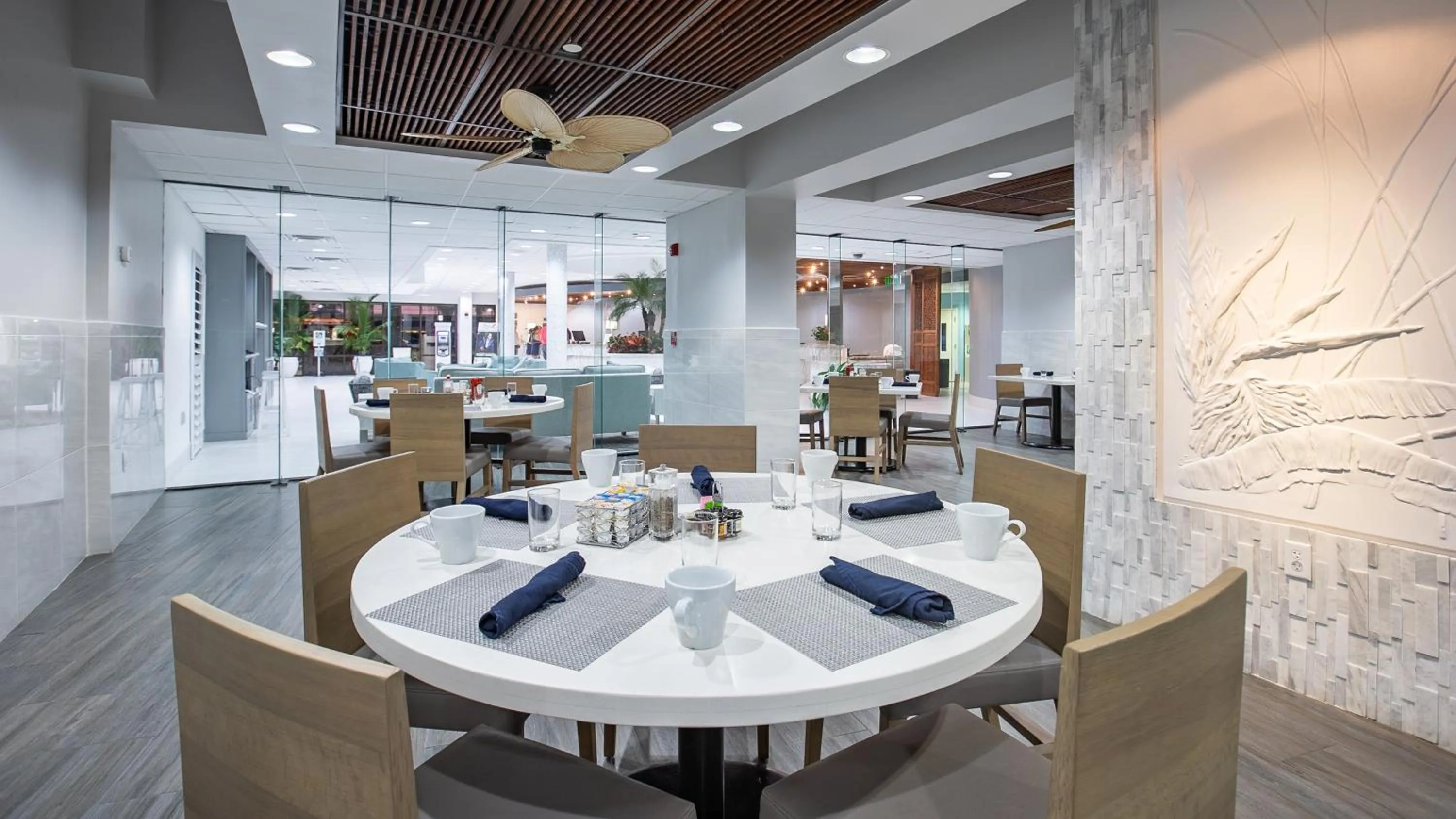 Restaurant/places to eat in Holiday Inn Resort Panama City Beach by IHG