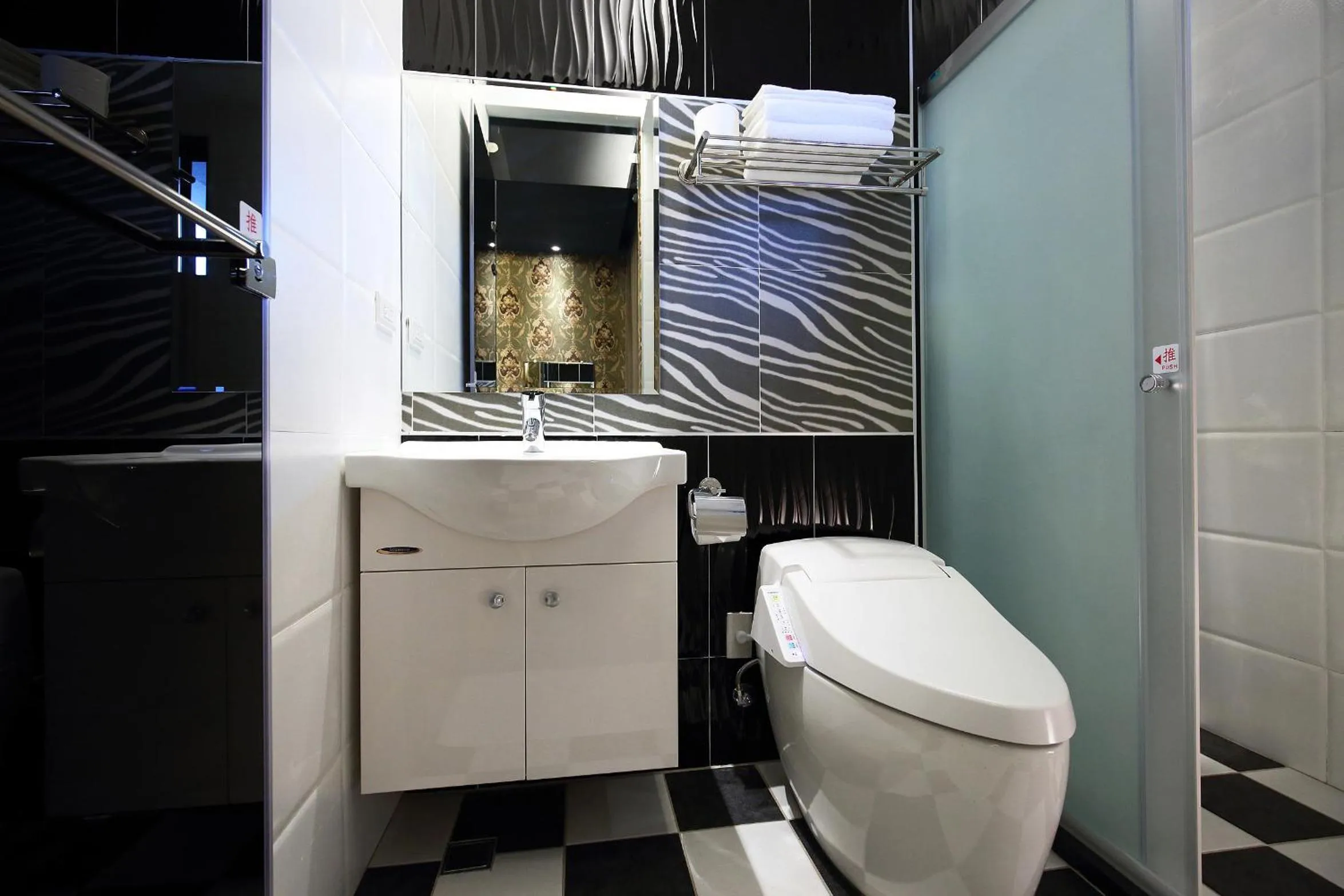 Toilet in Buckingham Palace B&B