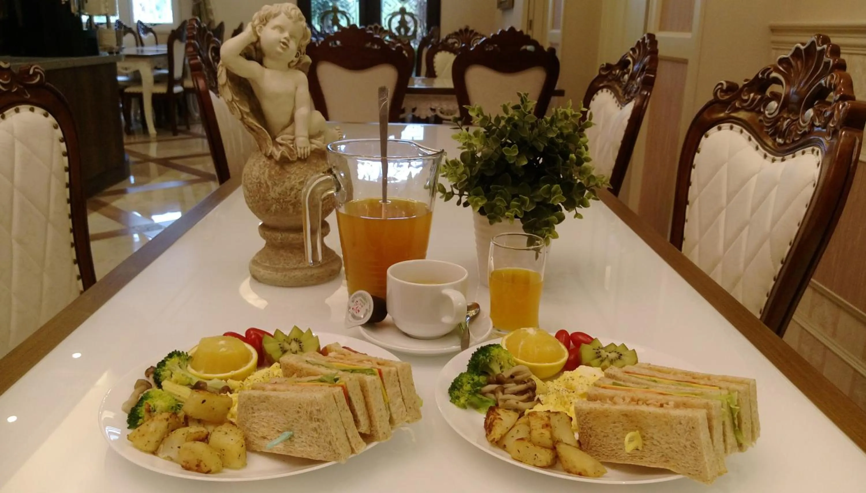 Breakfast in Buckingham Palace B&B