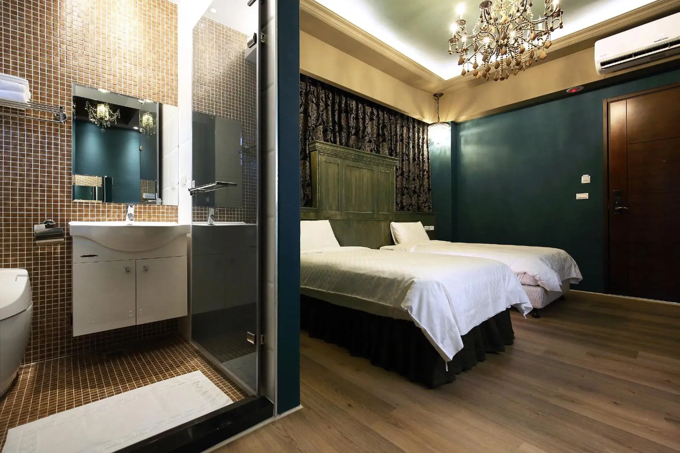 Decorative detail, Bed in Buckingham Palace B&B Decorative detail, Bed in Buckingham Palace B&B