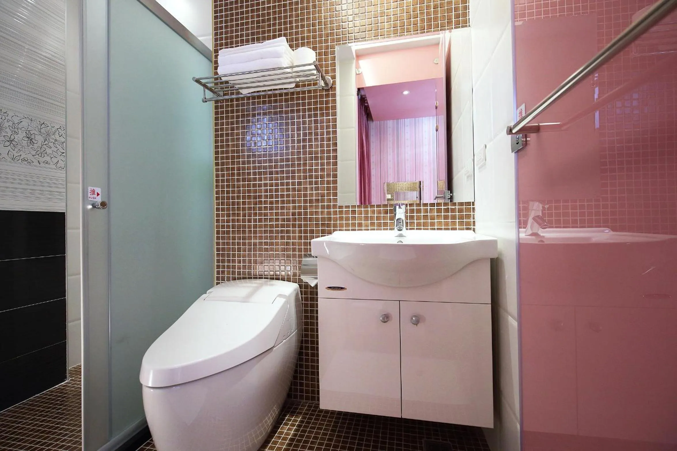 Bathroom in Buckingham Palace B&B