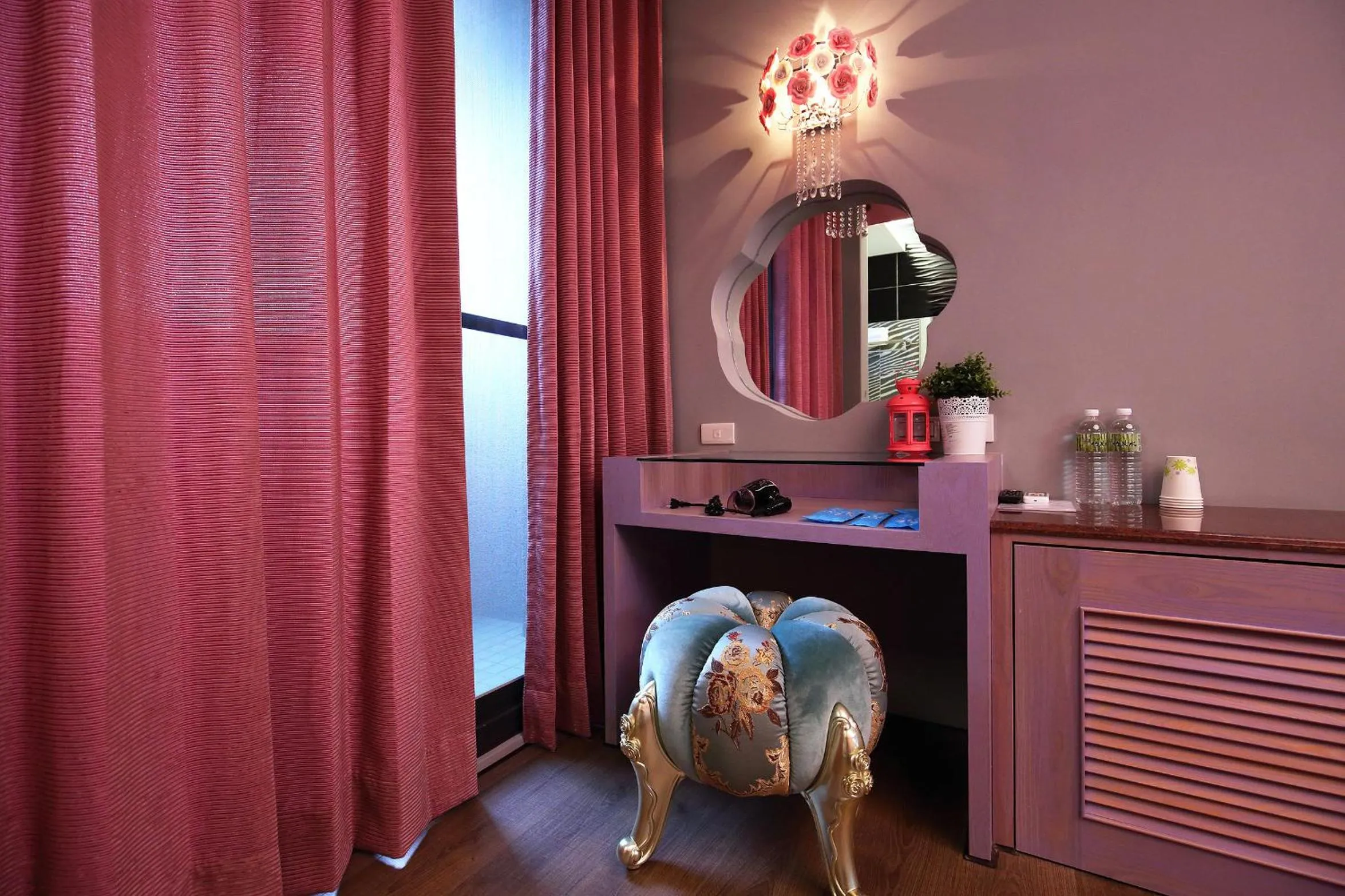 Decorative detail in Buckingham Palace B&B