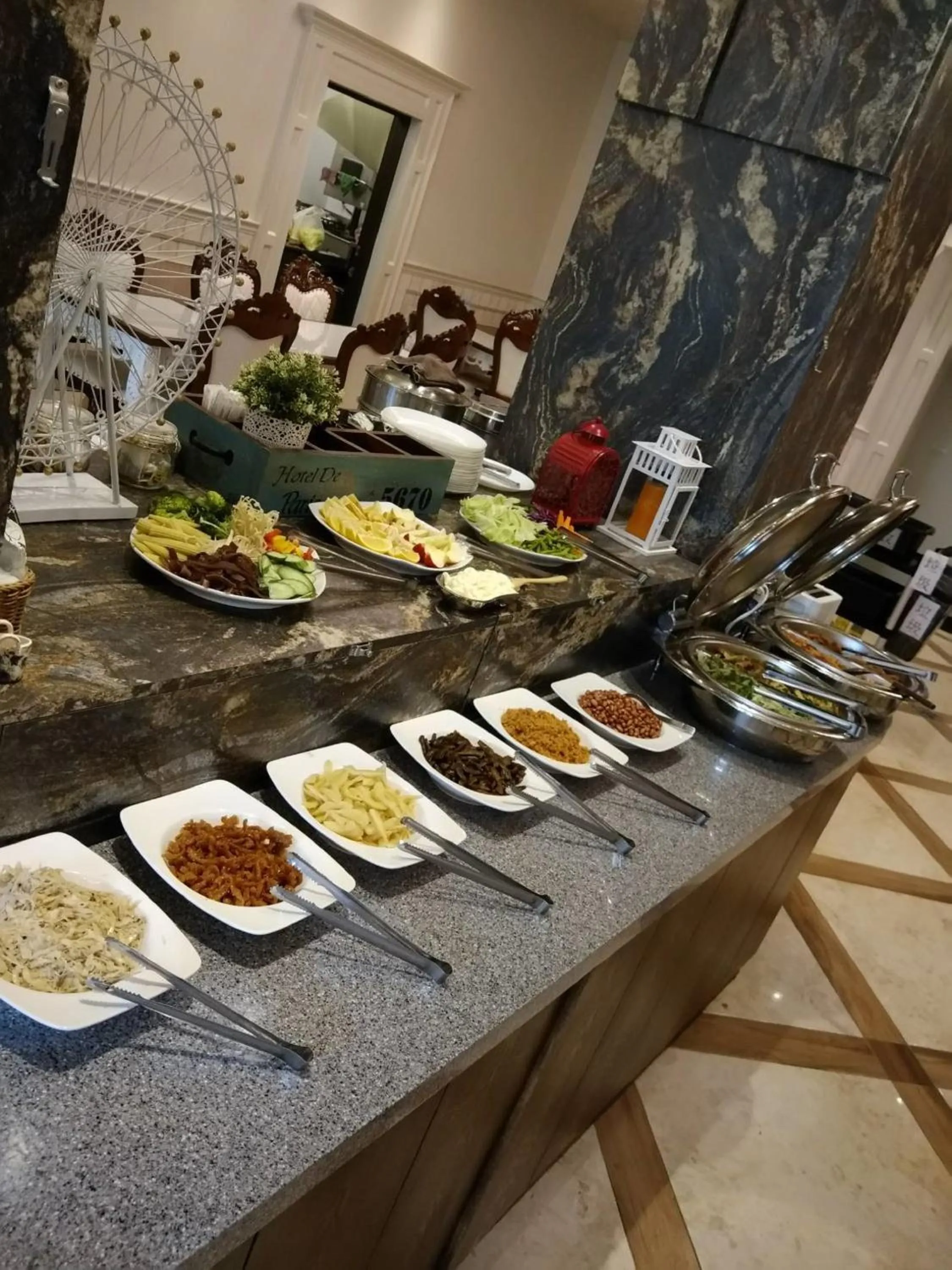 Breakfast in Buckingham Palace B&B