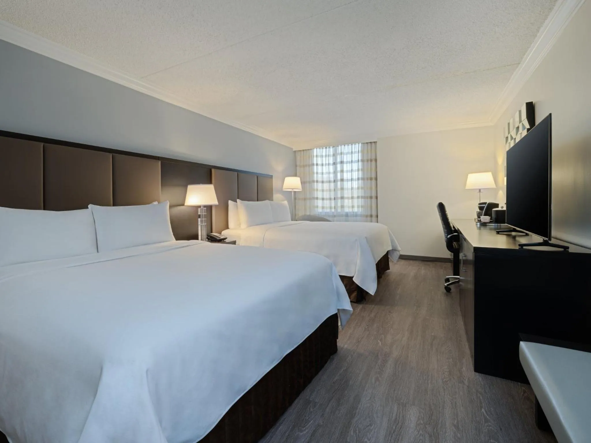 Photo of the whole room, Bed in Crowne Plaza Suffern-Mahwah by IHG