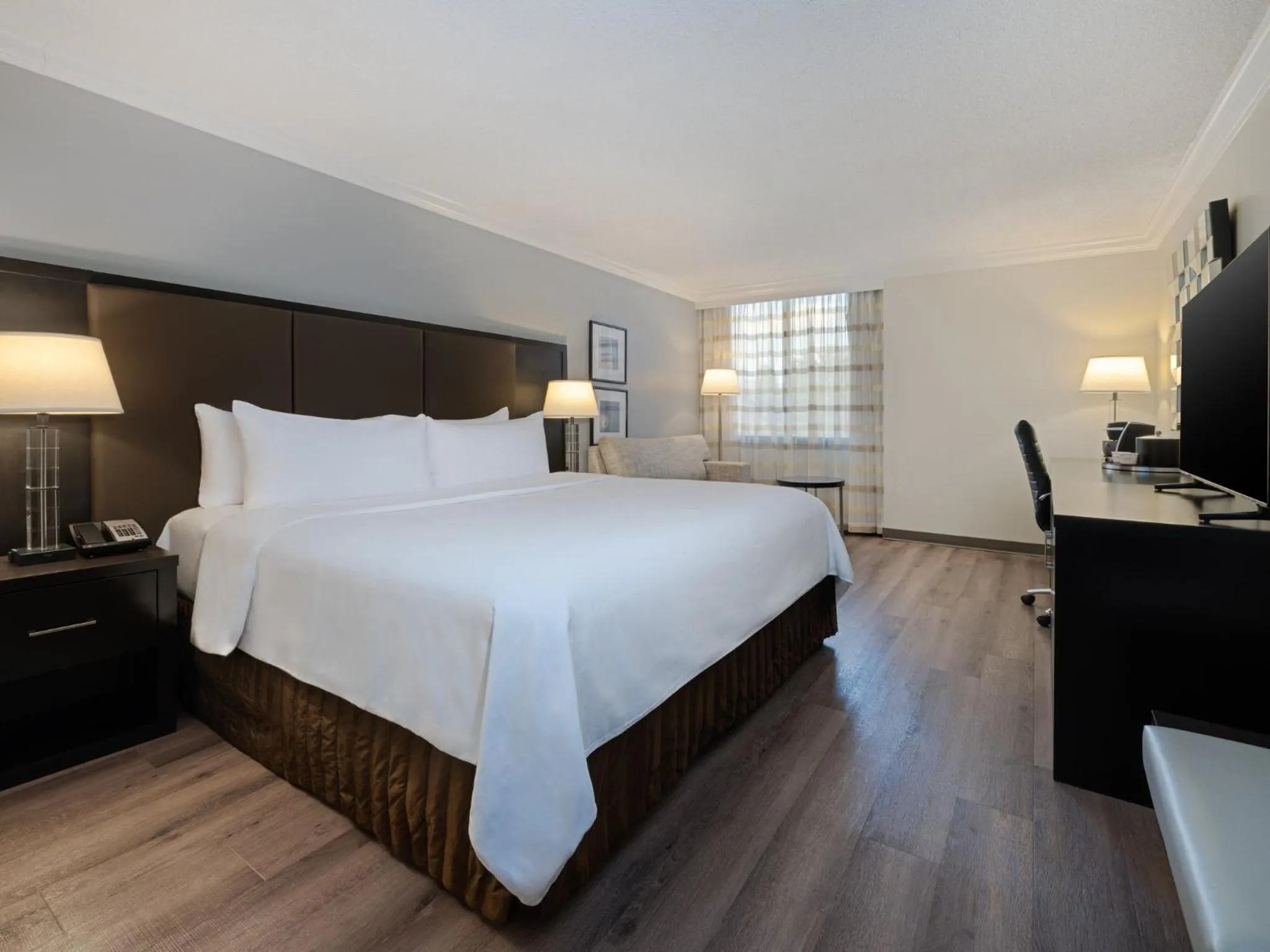 Photo of the whole room, Bed in Crowne Plaza Suffern-Mahwah by IHG